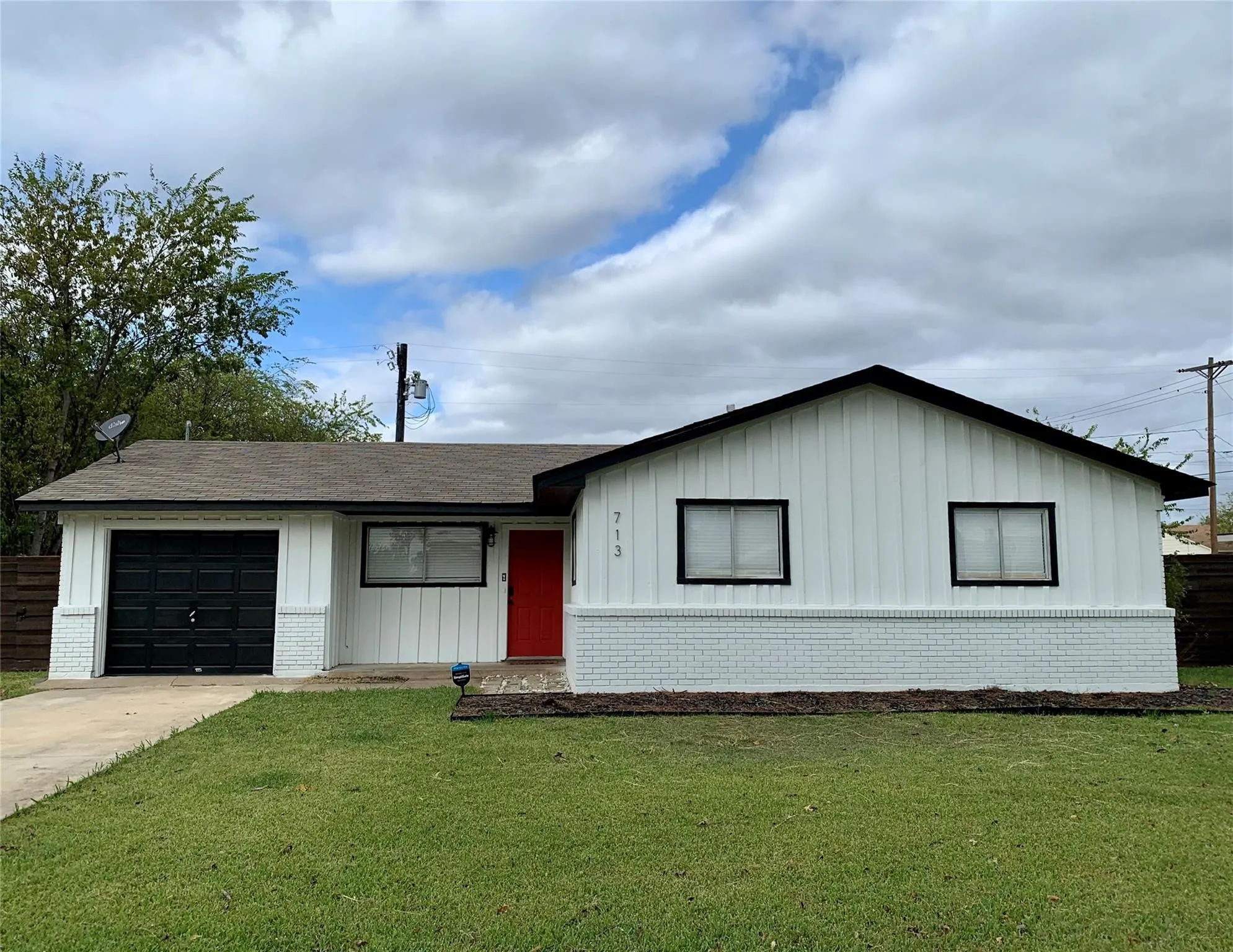 Single Family Residence For Rent in Denton County , 713 Sun Valley Drive, Denton, Texas 76209, 3 Bedroom, 2 Bathroom, 1 Garage spaces, 1,176 Sqft, built in 1968, mls#21276562, Real Estate Agent in Denton, Homes For Rent in Denton county, Homes For Rent in Denton, Realtor in Denton Texas, Real Estate Brokerage Independent Realty Texas, Luminita Cordes Realtor