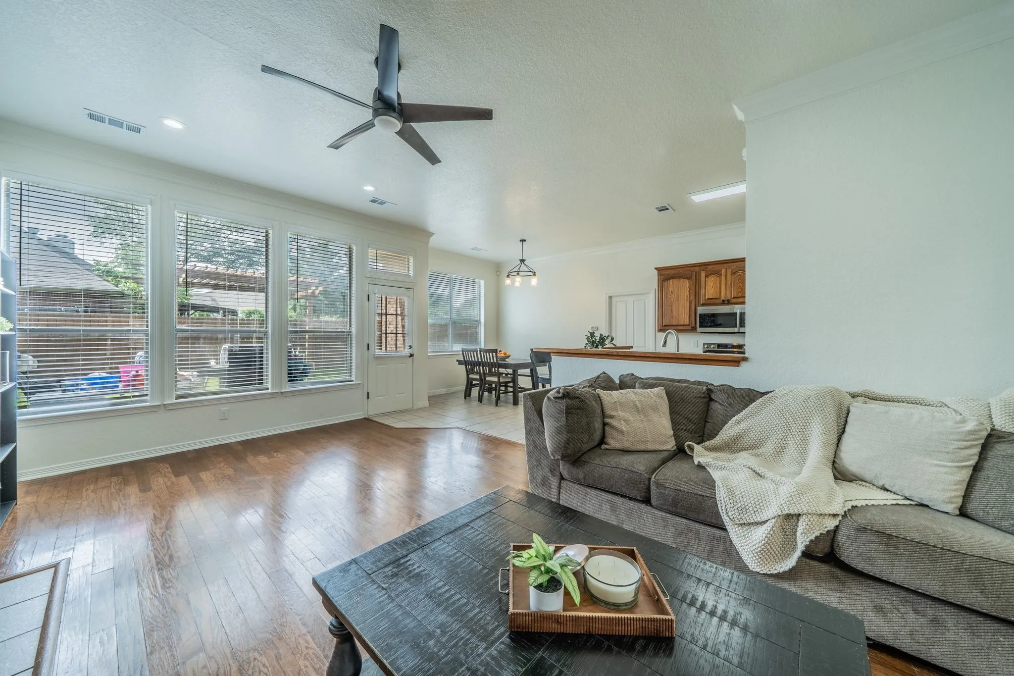 Single Family Residence For Sale in Parker County , 2114 Sagewood Drive, Weatherford, Texas 76087, 5 Bedroom, 3 Bathroom, 2 Garage spaces, 2,626 Sqft, built in 1999, mls#21270567, Real Estate Agent in Weatherford, Homes For Sale in Parker county, Homes For Sale in Weatherford, Realtor in Weatherford Texas, Real Estate Brokerage Independent Realty Texas, Luminita Cordes Realtor