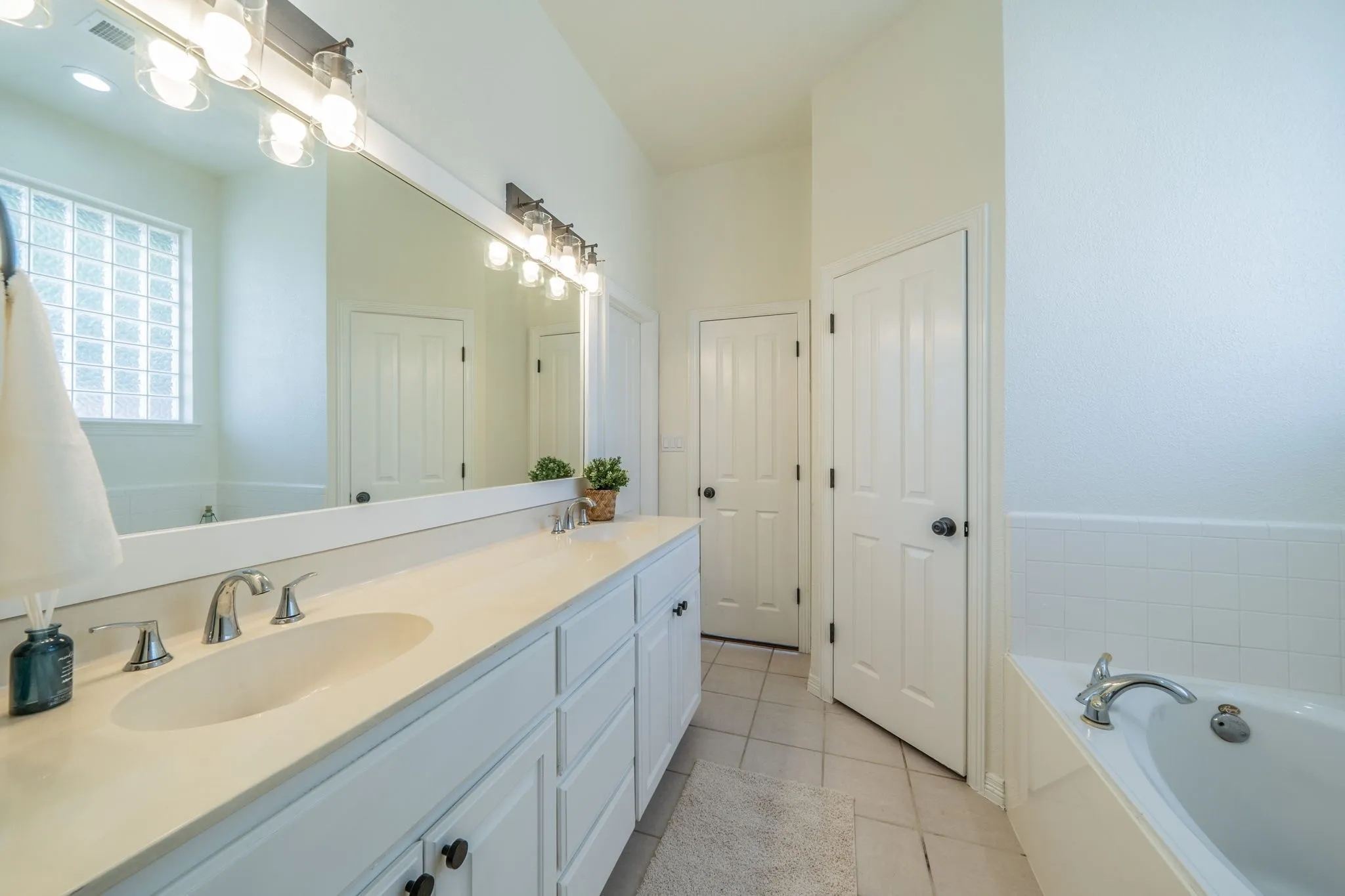 Single Family Residence For Sale in Parker County , 2114 Sagewood Drive, Weatherford, Texas 76087, 5 Bedroom, 3 Bathroom, 2 Garage spaces, 2,626 Sqft, built in 1999, mls#21270567, Real Estate Agent in Weatherford, Homes For Sale in Parker county, Homes For Sale in Weatherford, Realtor in Weatherford Texas, Real Estate Brokerage Independent Realty Texas, Luminita Cordes Realtor