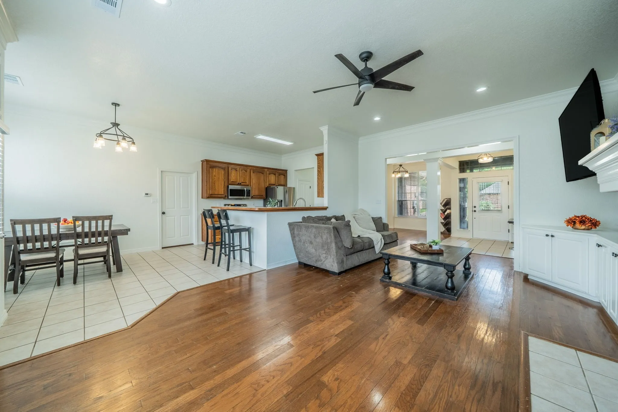 Single Family Residence For Sale in Parker County , 2114 Sagewood Drive, Weatherford, Texas 76087, 5 Bedroom, 3 Bathroom, 2 Garage spaces, 2,626 Sqft, built in 1999, mls#21270567, Real Estate Agent in Weatherford, Homes For Sale in Parker county, Homes For Sale in Weatherford, Realtor in Weatherford Texas, Real Estate Brokerage Independent Realty Texas, Luminita Cordes Realtor