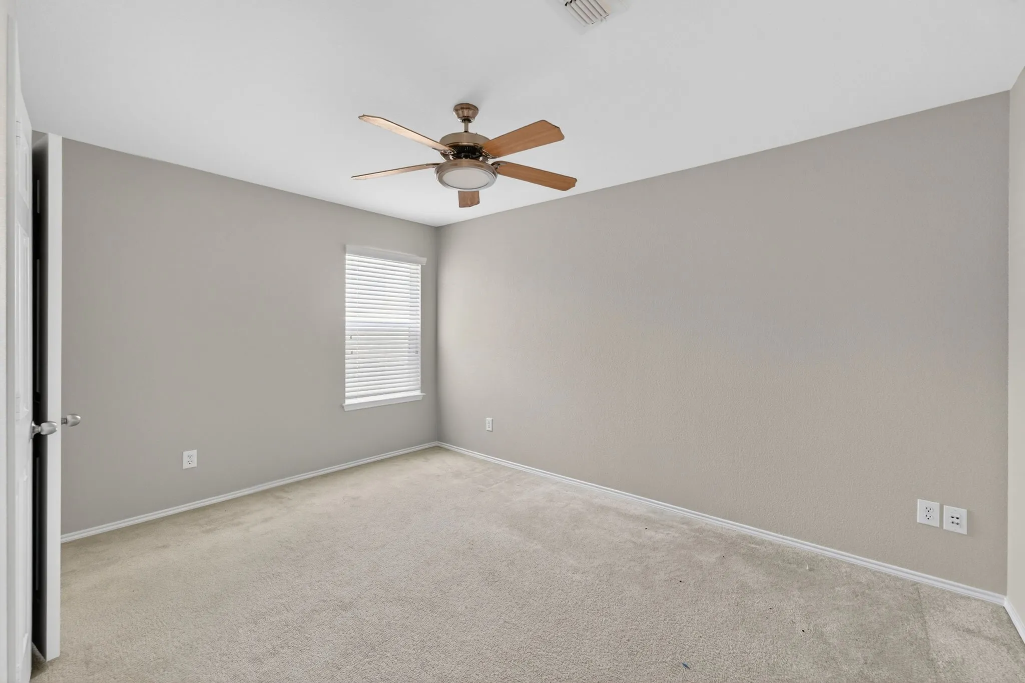 Single Family Residence For Sale in Tarrant County , 5816 Hilton Head Drive, North Richland Hills, Texas 76180, 4 Bedroom, 3 Bathroom, 2 Garage spaces, 2,751 Sqft, built in 2004, mls#21275069, Real Estate Agent in North Richland Hills, Homes For Sale in Tarrant county, Homes For Sale in North Richland Hills, Realtor in North Richland Hills Texas, Real Estate Brokerage Independent Realty Texas, Luminita Cordes Realtor