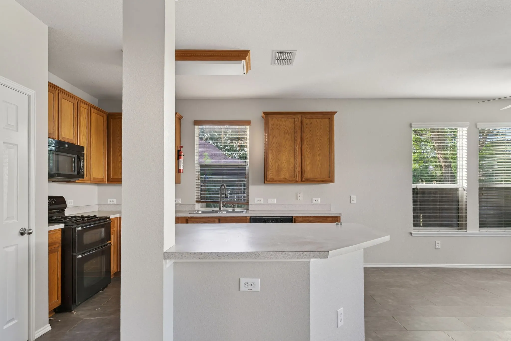 Single Family Residence For Sale in Tarrant County , 5816 Hilton Head Drive, North Richland Hills, Texas 76180, 4 Bedroom, 3 Bathroom, 2 Garage spaces, 2,751 Sqft, built in 2004, mls#21275069, Real Estate Agent in North Richland Hills, Homes For Sale in Tarrant county, Homes For Sale in North Richland Hills, Realtor in North Richland Hills Texas, Real Estate Brokerage Independent Realty Texas, Luminita Cordes Realtor