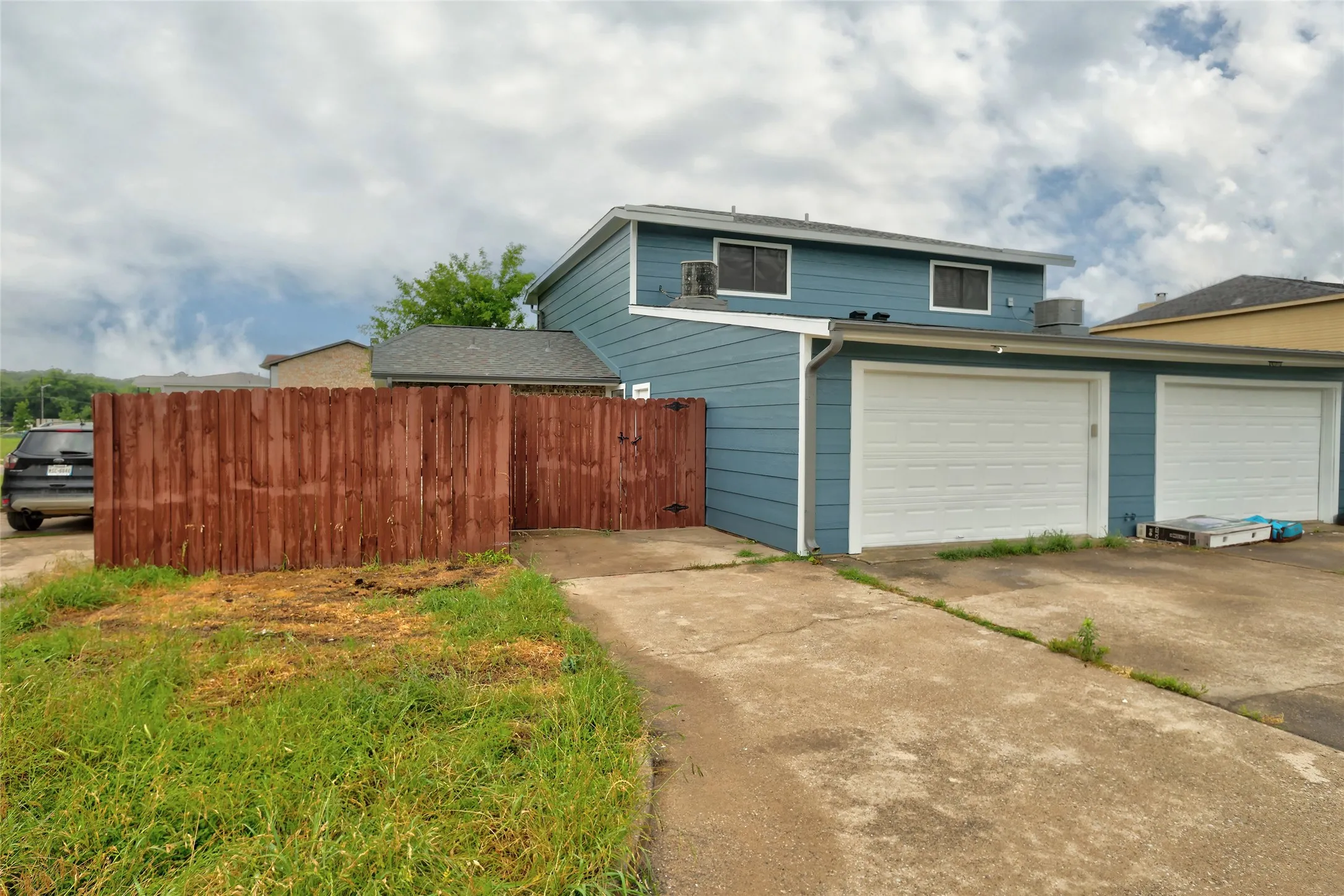 Duplex For Sale in Denton County , 707 & 711 Wolftrap Drive, Denton, Texas 76209, 6 Bedroom, 4 Bathroom, 2 Garage spaces, 2,692 Sqft, built in 1984, mls#21271761, Real Estate Agent in Denton, Homes For Sale in Denton county, Homes For Sale in Denton, Realtor in Denton Texas, Real Estate Brokerage Independent Realty Texas, Luminita Cordes Realtor