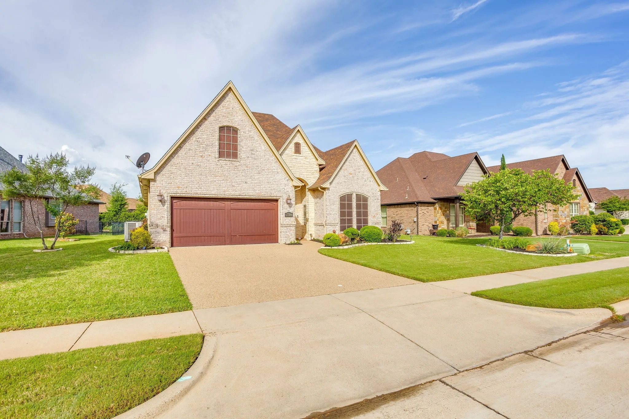 Single Family Residence For Sale in Hood County , 2304 Marseilles Court, Granbury, Texas 76048, 3 Bedroom, 3 Bathroom, 2 Garage spaces, 2,129 Sqft, built in 2007, mls#21275095, Real Estate Agent in Granbury, Homes For Sale in Hood county, Homes For Sale in Granbury, Realtor in Granbury Texas, Real Estate Brokerage Independent Realty Texas, Luminita Cordes Realtor