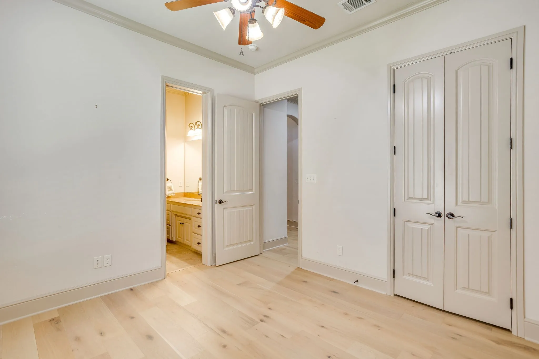 Single Family Residence For Sale in Hood County , 2304 Marseilles Court, Granbury, Texas 76048, 3 Bedroom, 3 Bathroom, 2 Garage spaces, 2,129 Sqft, built in 2007, mls#21275095, Real Estate Agent in Granbury, Homes For Sale in Hood county, Homes For Sale in Granbury, Realtor in Granbury Texas, Real Estate Brokerage Independent Realty Texas, Luminita Cordes Realtor