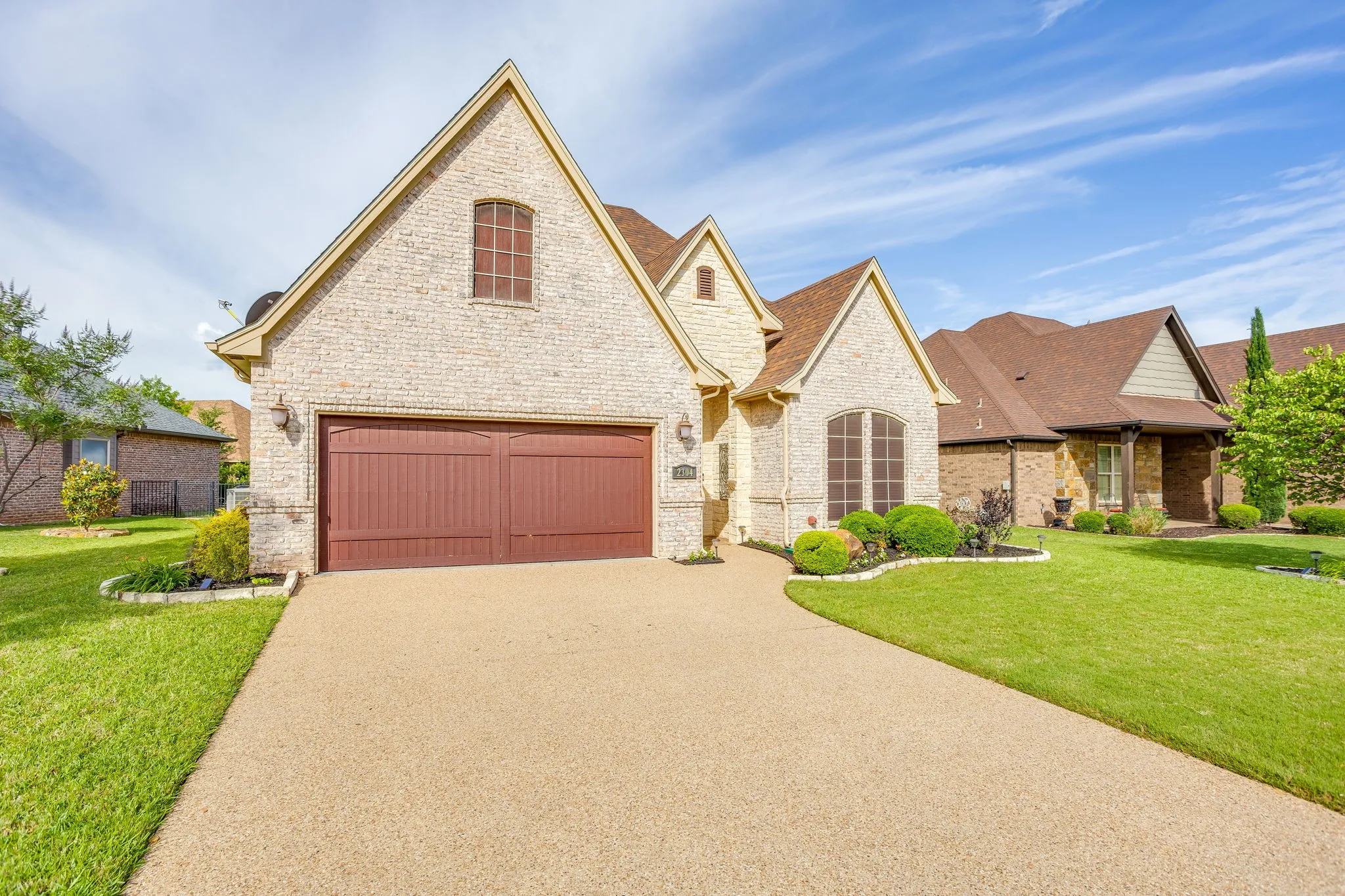Single Family Residence For Sale in Hood County , 2304 Marseilles Court, Granbury, Texas 76048, 3 Bedroom, 3 Bathroom, 2 Garage spaces, 2,129 Sqft, built in 2007, mls#21275095, Real Estate Agent in Granbury, Homes For Sale in Hood county, Homes For Sale in Granbury, Realtor in Granbury Texas, Real Estate Brokerage Independent Realty Texas, Luminita Cordes Realtor