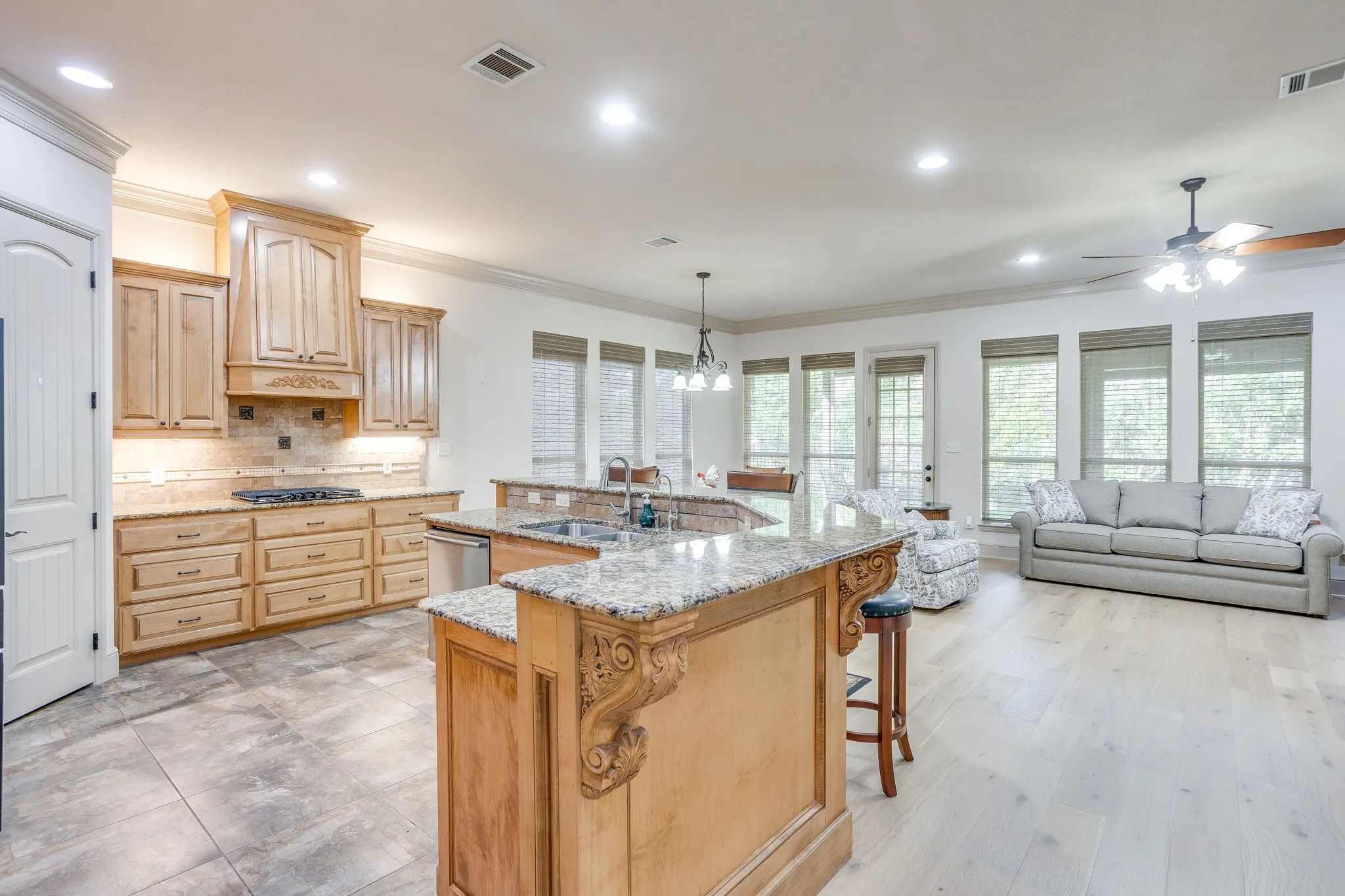 Single Family Residence For Sale in Hood County , 2304 Marseilles Court, Granbury, Texas 76048, 3 Bedroom, 3 Bathroom, 2 Garage spaces, 2,129 Sqft, built in 2007, mls#21275095, Real Estate Agent in Granbury, Homes For Sale in Hood county, Homes For Sale in Granbury, Realtor in Granbury Texas, Real Estate Brokerage Independent Realty Texas, Luminita Cordes Realtor