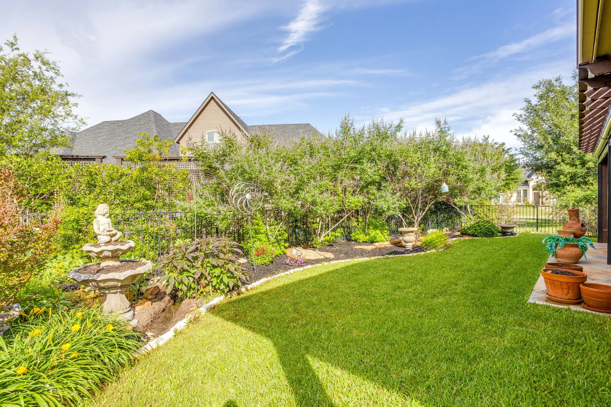 Single Family Residence For Sale in Hood County , 2304 Marseilles Court, Granbury, Texas 76048, 3 Bedroom, 3 Bathroom, 2 Garage spaces, 2,129 Sqft, built in 2007, mls#21275095, Real Estate Agent in Granbury, Homes For Sale in Hood county, Homes For Sale in Granbury, Realtor in Granbury Texas, Real Estate Brokerage Independent Realty Texas, Luminita Cordes Realtor