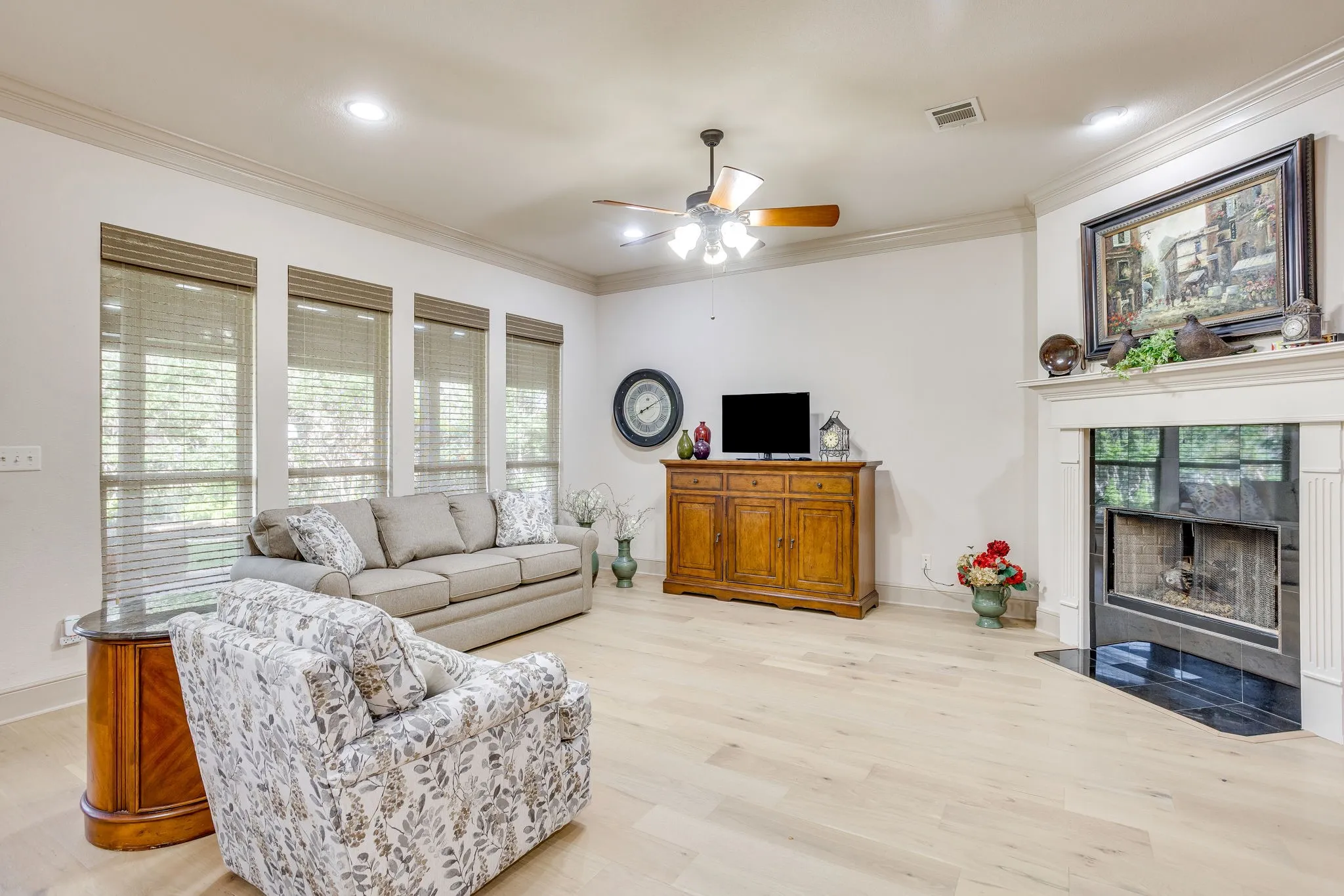 Single Family Residence For Sale in Hood County , 2304 Marseilles Court, Granbury, Texas 76048, 3 Bedroom, 3 Bathroom, 2 Garage spaces, 2,129 Sqft, built in 2007, mls#21275095, Real Estate Agent in Granbury, Homes For Sale in Hood county, Homes For Sale in Granbury, Realtor in Granbury Texas, Real Estate Brokerage Independent Realty Texas, Luminita Cordes Realtor