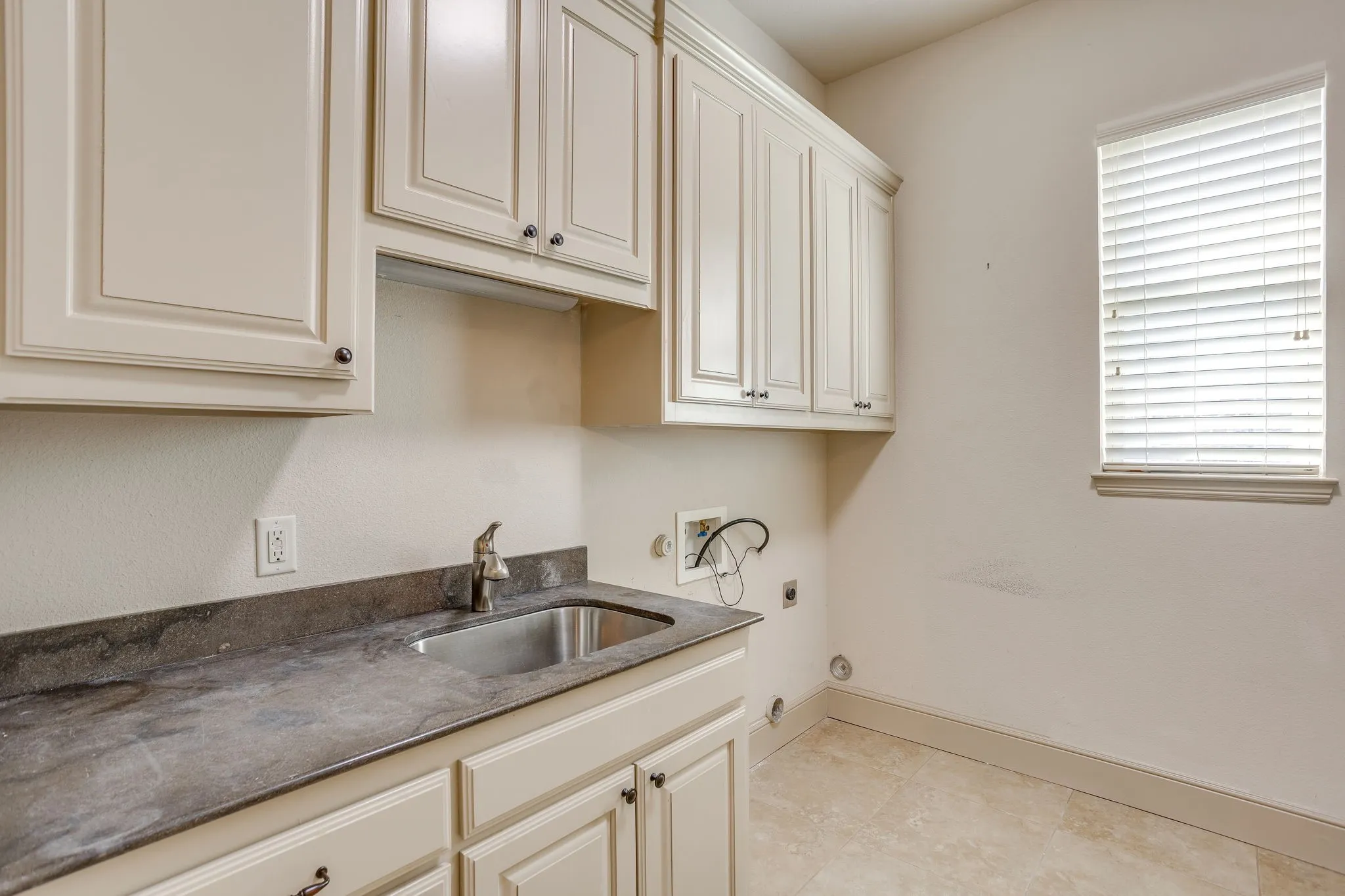 Single Family Residence For Sale in Hood County , 2304 Marseilles Court, Granbury, Texas 76048, 3 Bedroom, 3 Bathroom, 2 Garage spaces, 2,129 Sqft, built in 2007, mls#21275095, Real Estate Agent in Granbury, Homes For Sale in Hood county, Homes For Sale in Granbury, Realtor in Granbury Texas, Real Estate Brokerage Independent Realty Texas, Luminita Cordes Realtor