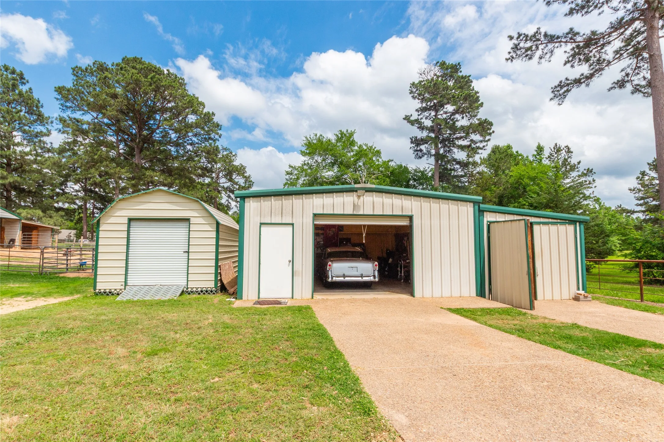 Single Family Residence For Sale in Smith County , 10775 County Road 214, Tyler, Texas 75707, 3 Bedroom, 4 Bathroom, Garage spaces, 1,866 Sqft, built in 2002, mls#21276397, Real Estate Agent in Tyler, Homes For Sale in Smith county, Homes For Sale in Tyler, Realtor in Tyler Texas, Real Estate Brokerage Independent Realty Texas, Luminita Cordes Realtor
