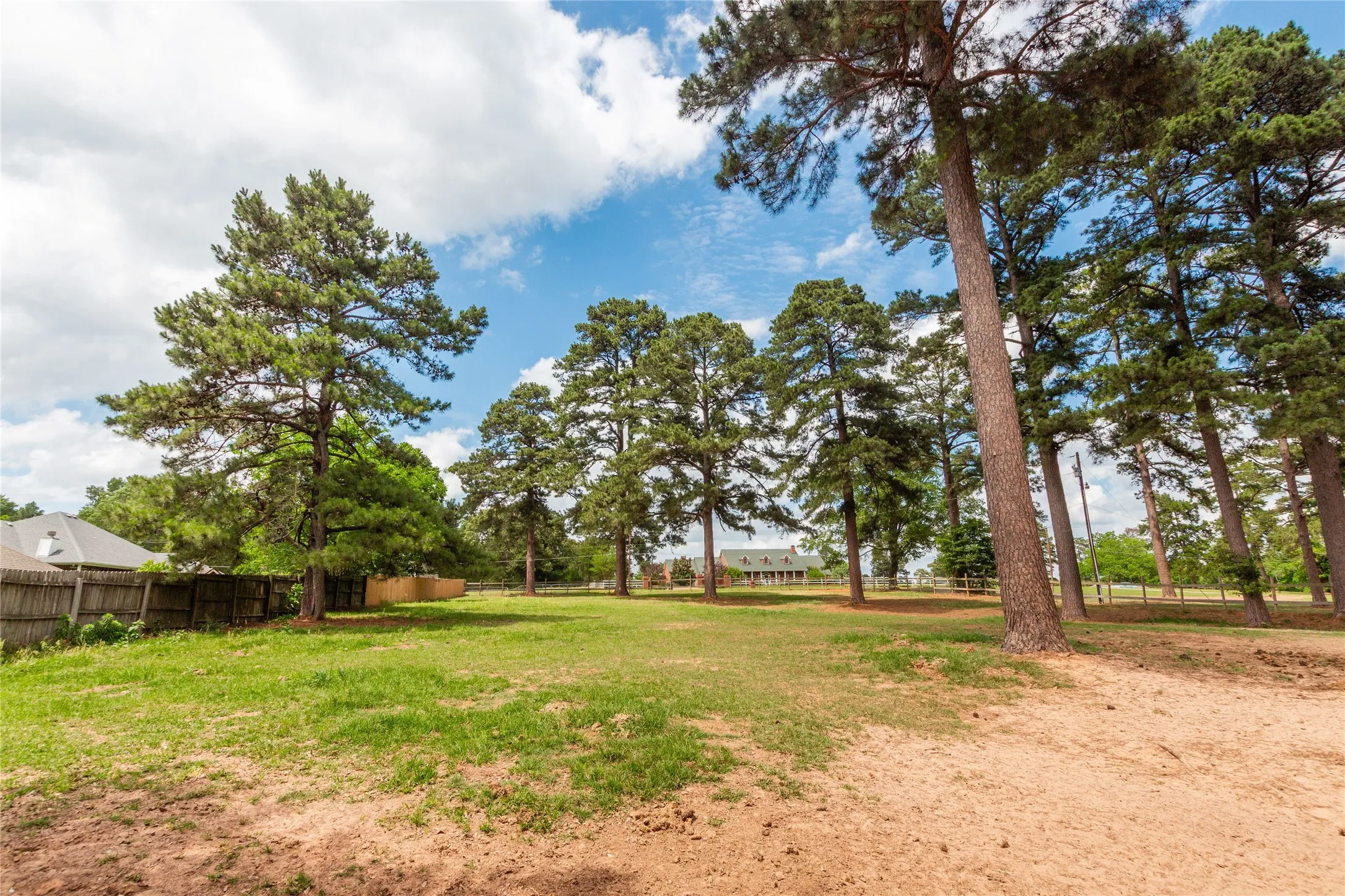 Single Family Residence For Sale in Smith County , 10775 County Road 214, Tyler, Texas 75707, 3 Bedroom, 4 Bathroom, Garage spaces, 1,866 Sqft, built in 2002, mls#21276397, Real Estate Agent in Tyler, Homes For Sale in Smith county, Homes For Sale in Tyler, Realtor in Tyler Texas, Real Estate Brokerage Independent Realty Texas, Luminita Cordes Realtor