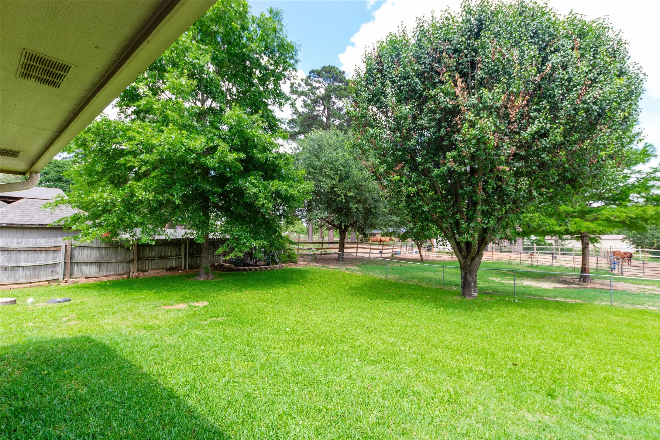 Single Family Residence For Sale in Smith County , 10775 County Road 214, Tyler, Texas 75707, 3 Bedroom, 4 Bathroom, Garage spaces, 1,866 Sqft, built in 2002, mls#21276397, Real Estate Agent in Tyler, Homes For Sale in Smith county, Homes For Sale in Tyler, Realtor in Tyler Texas, Real Estate Brokerage Independent Realty Texas, Luminita Cordes Realtor