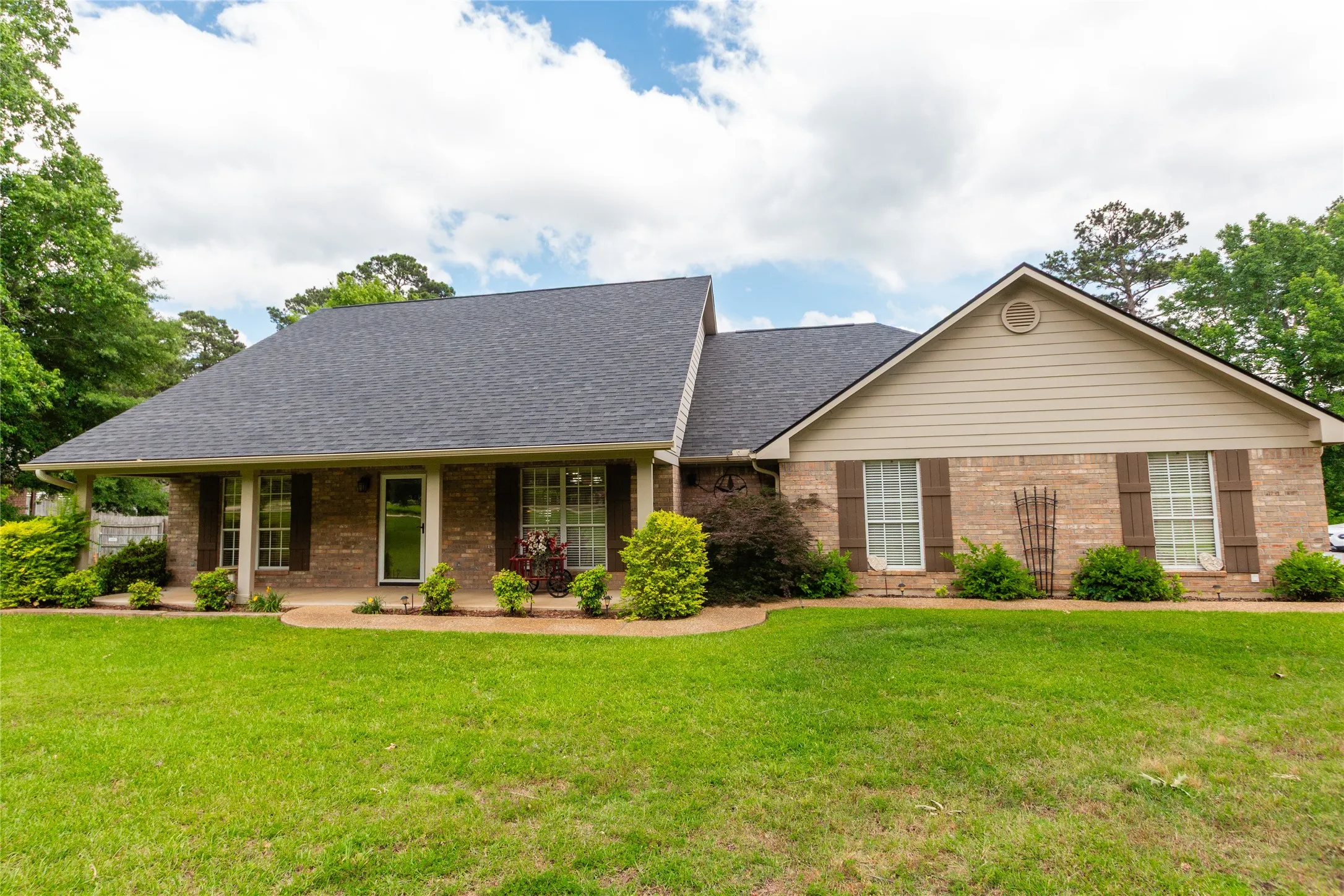 Single Family Residence For Sale in Smith County , 10775 County Road 214, Tyler, Texas 75707, 3 Bedroom, 4 Bathroom, Garage spaces, 1,866 Sqft, built in 2002, mls#21276397, Real Estate Agent in Tyler, Homes For Sale in Smith county, Homes For Sale in Tyler, Realtor in Tyler Texas, Real Estate Brokerage Independent Realty Texas, Luminita Cordes Realtor