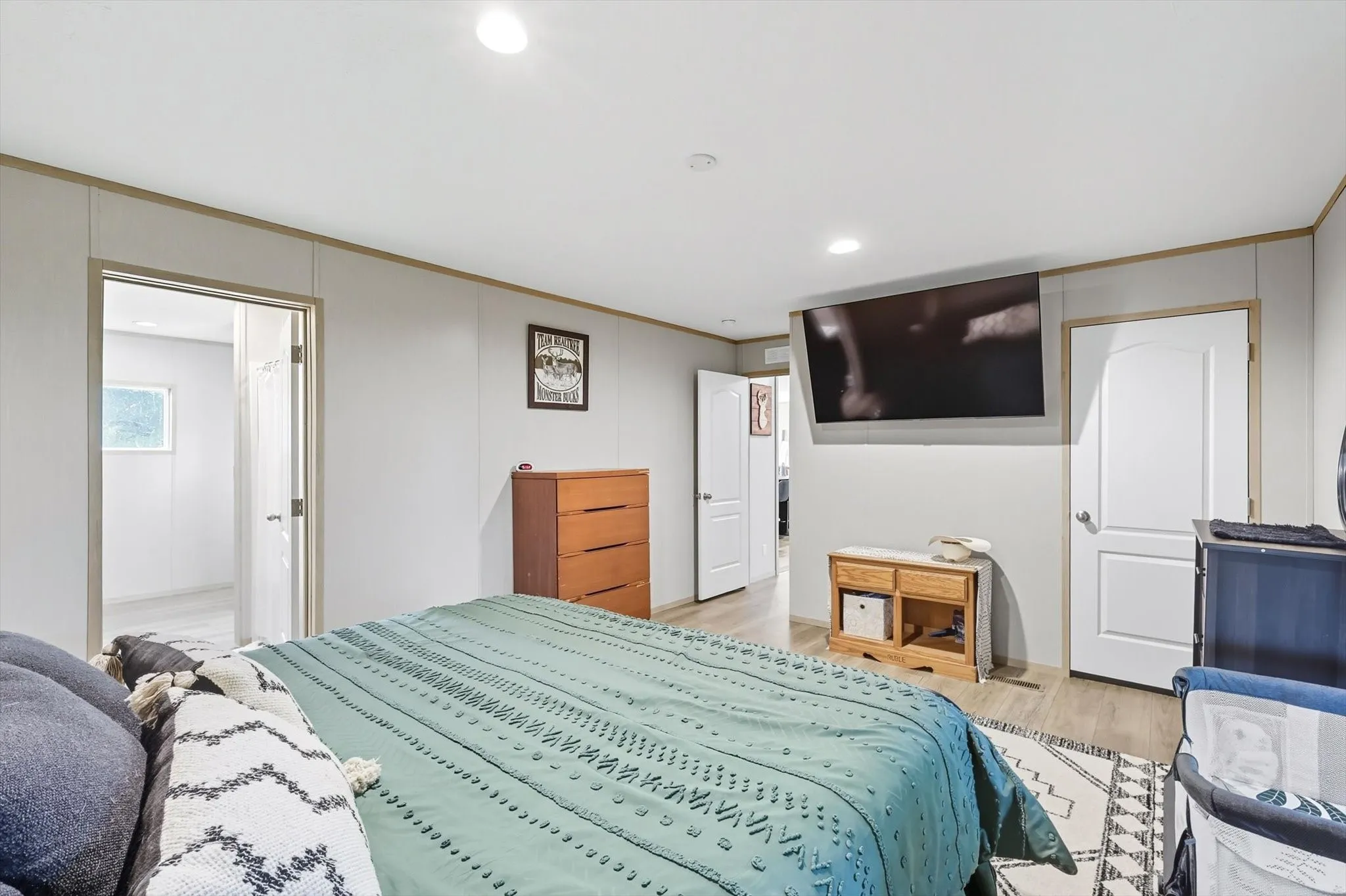 Bedroom with crown molding, light wood-style flooring, and recessed lighting