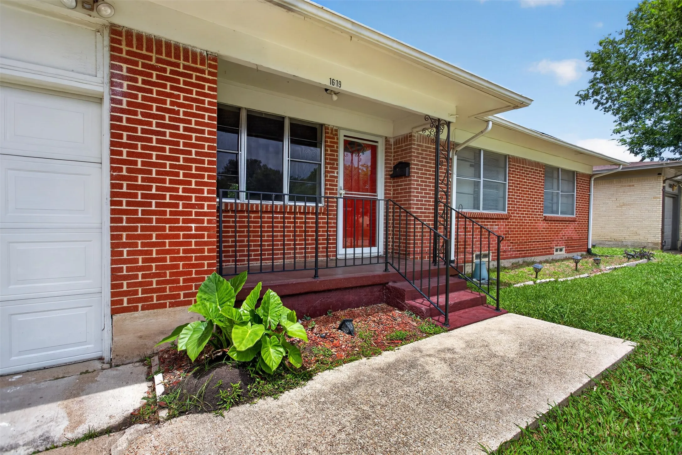 Single Family Residence For Sale in Dallas County , 1619 Longview Street, Mesquite, Texas 75149, 3 Bedroom, 2 Bathroom, 1 Garage spaces, 1,160 Sqft, built in 1955, Price $210,000, mls#21268982, Real Estate Agent in Mesquite, Homes For Sale in Dallas county, Homes For Sale in Mesquite, Realtor in Mesquite Texas, Real Estate Brokerage Independent Realty Texas, Luminita Cordes Realtor