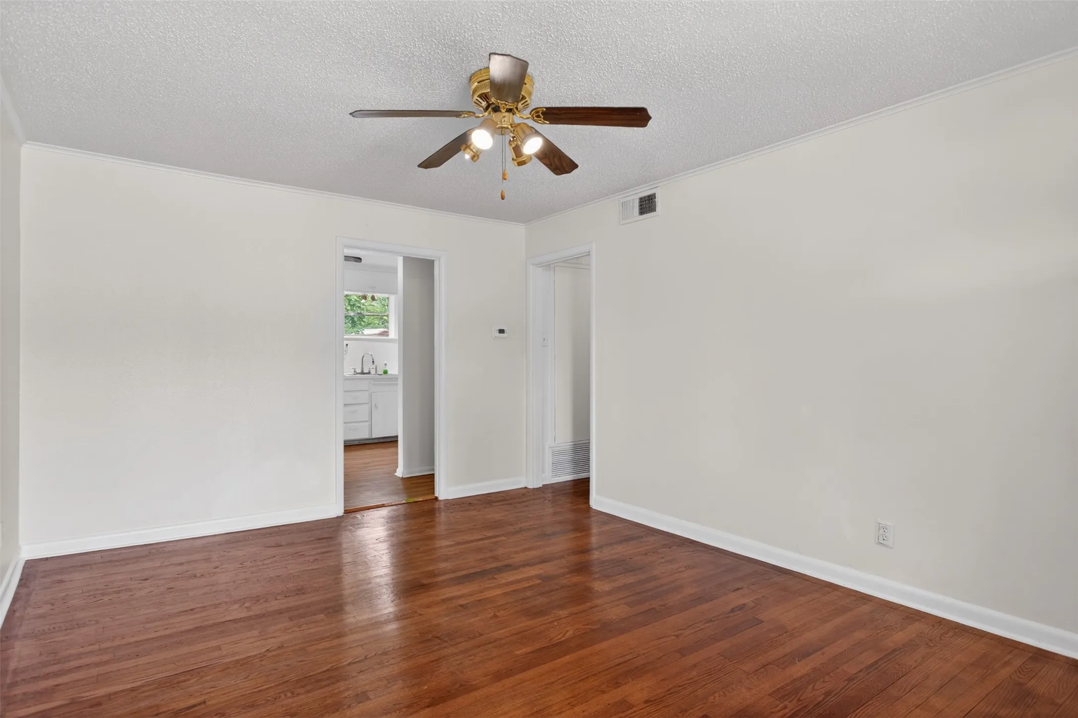 Single Family Residence For Sale in Dallas County , 1619 Longview Street, Mesquite, Texas 75149, 3 Bedroom, 2 Bathroom, 1 Garage spaces, 1,160 Sqft, built in 1955, Price $210,000, mls#21268982, Real Estate Agent in Mesquite, Homes For Sale in Dallas county, Homes For Sale in Mesquite, Realtor in Mesquite Texas, Real Estate Brokerage Independent Realty Texas, Luminita Cordes Realtor