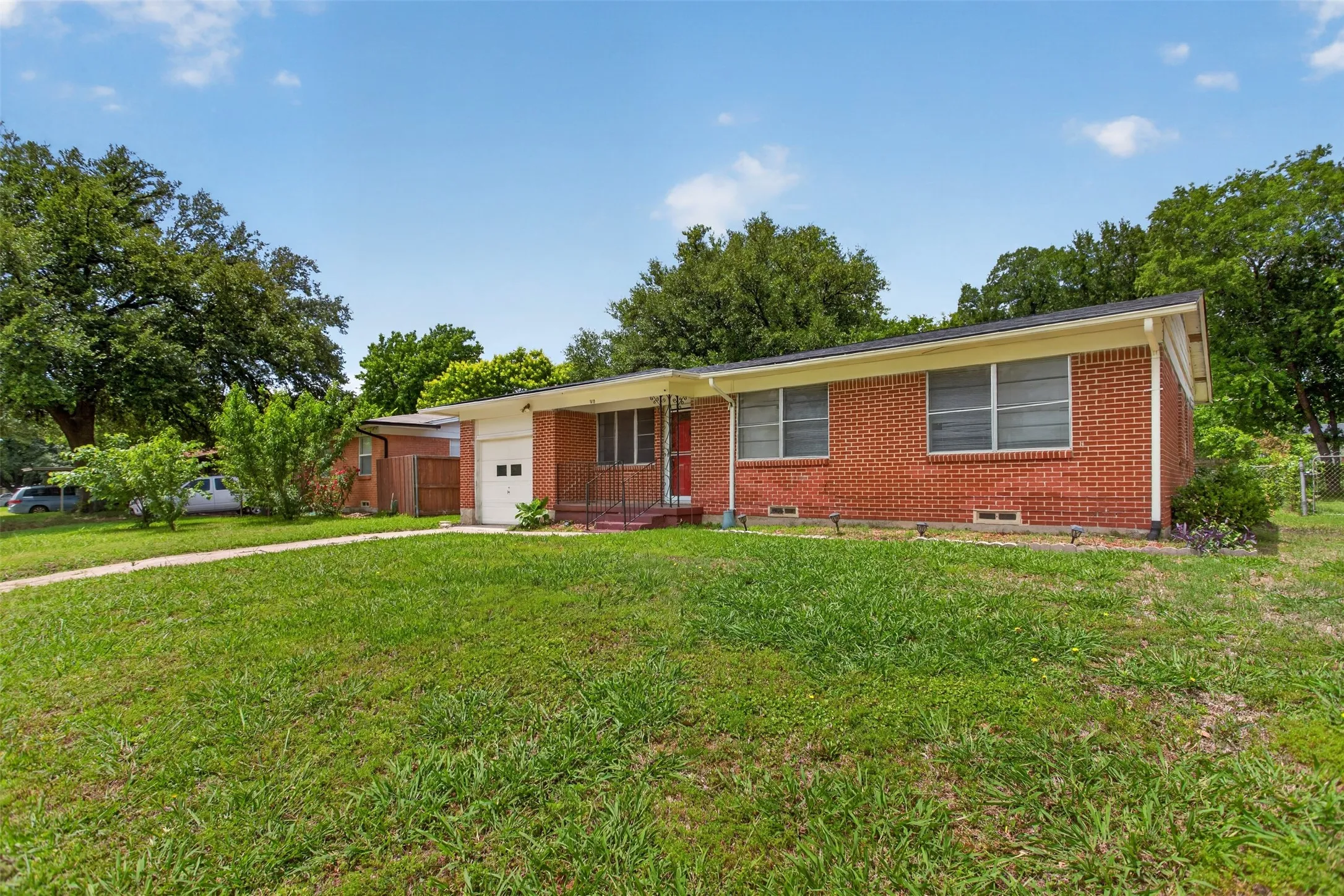 Single Family Residence For Sale in Dallas County , 1619 Longview Street, Mesquite, Texas 75149, 3 Bedroom, 2 Bathroom, 1 Garage spaces, 1,160 Sqft, built in 1955, Price $210,000, mls#21268982, Real Estate Agent in Mesquite, Homes For Sale in Dallas county, Homes For Sale in Mesquite, Realtor in Mesquite Texas, Real Estate Brokerage Independent Realty Texas, Luminita Cordes Realtor