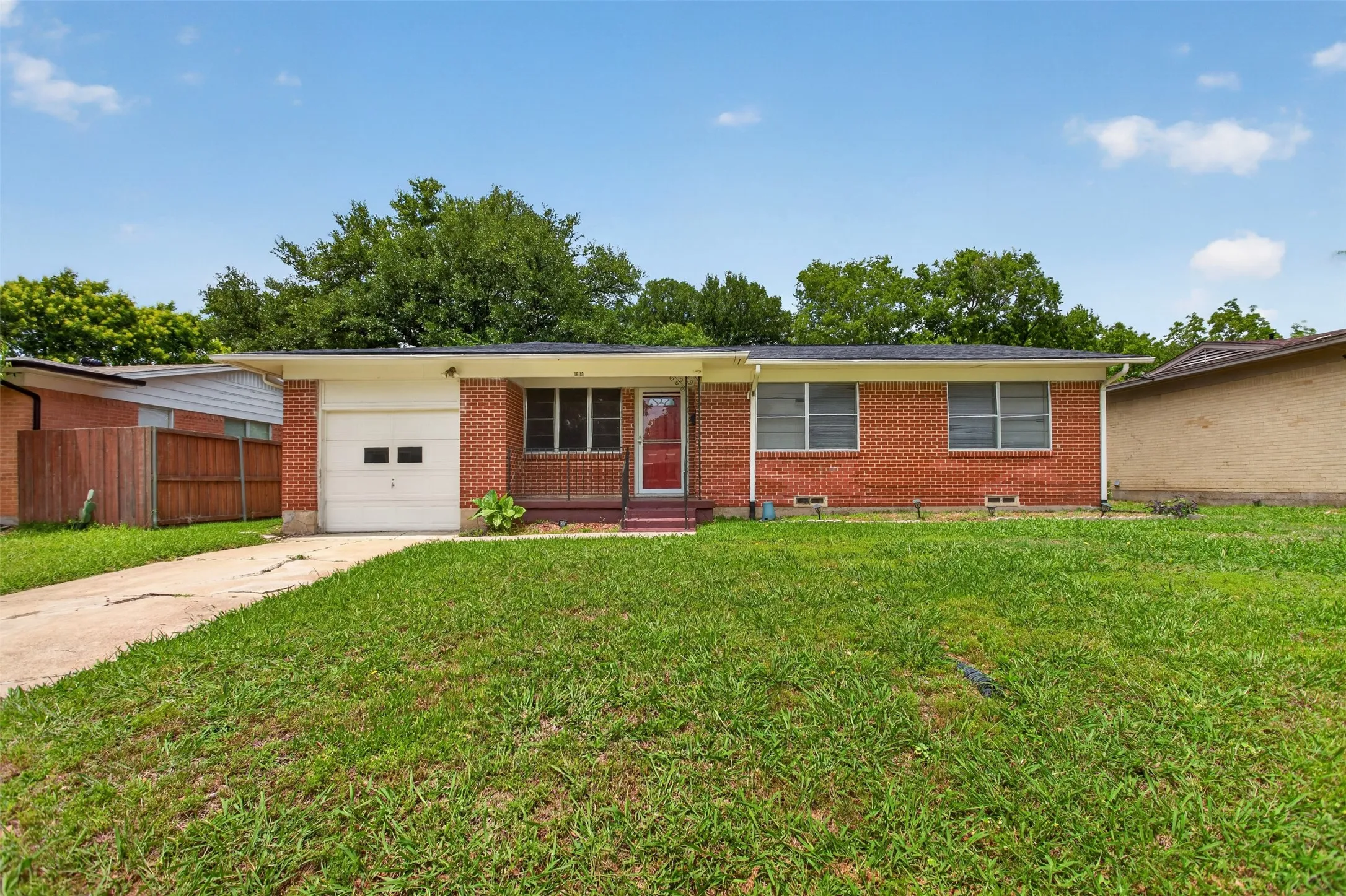 Single Family Residence For Sale in Dallas County , 1619 Longview Street, Mesquite, Texas 75149, 3 Bedroom, 2 Bathroom, 1 Garage spaces, 1,160 Sqft, built in 1955, Price $210,000, mls#21268982, Real Estate Agent in Mesquite, Homes For Sale in Dallas county, Homes For Sale in Mesquite, Realtor in Mesquite Texas, Real Estate Brokerage Independent Realty Texas, Luminita Cordes Realtor