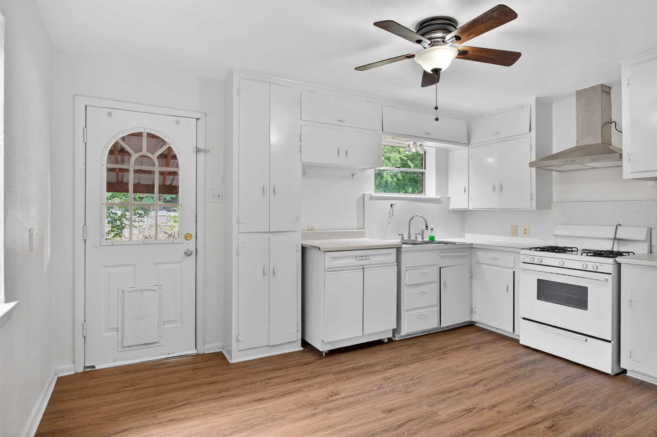 Single Family Residence For Sale in Dallas County , 1619 Longview Street, Mesquite, Texas 75149, 3 Bedroom, 2 Bathroom, 1 Garage spaces, 1,160 Sqft, built in 1955, Price $210,000, mls#21268982, Real Estate Agent in Mesquite, Homes For Sale in Dallas county, Homes For Sale in Mesquite, Realtor in Mesquite Texas, Real Estate Brokerage Independent Realty Texas, Luminita Cordes Realtor