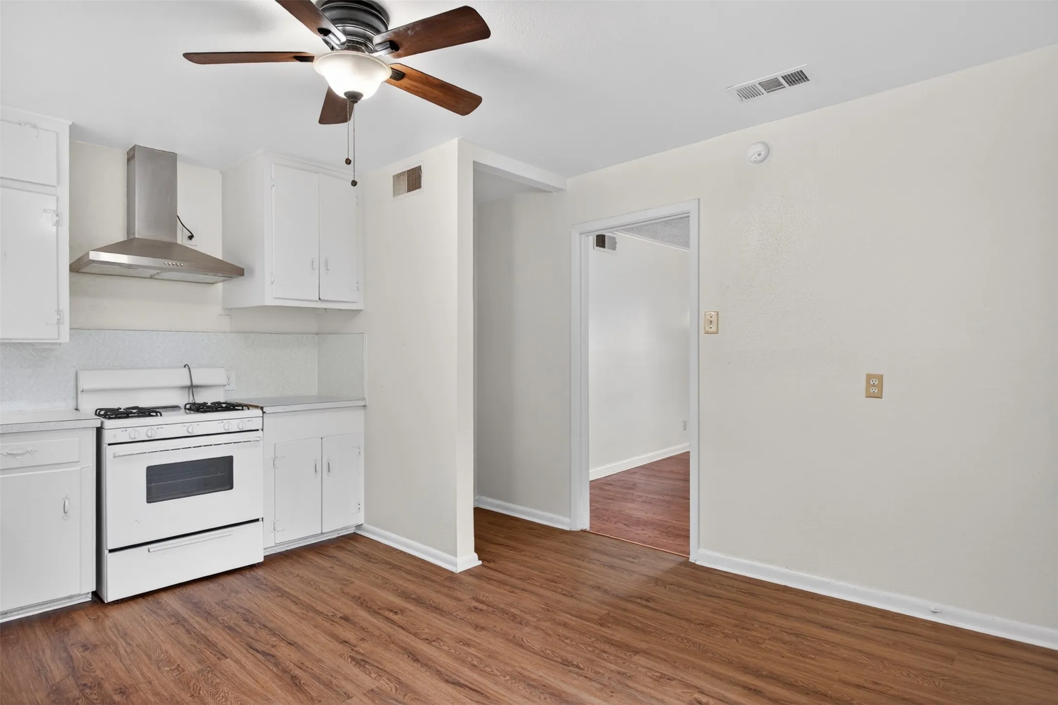 Single Family Residence For Sale in Dallas County , 1619 Longview Street, Mesquite, Texas 75149, 3 Bedroom, 2 Bathroom, 1 Garage spaces, 1,160 Sqft, built in 1955, Price $210,000, mls#21268982, Real Estate Agent in Mesquite, Homes For Sale in Dallas county, Homes For Sale in Mesquite, Realtor in Mesquite Texas, Real Estate Brokerage Independent Realty Texas, Luminita Cordes Realtor