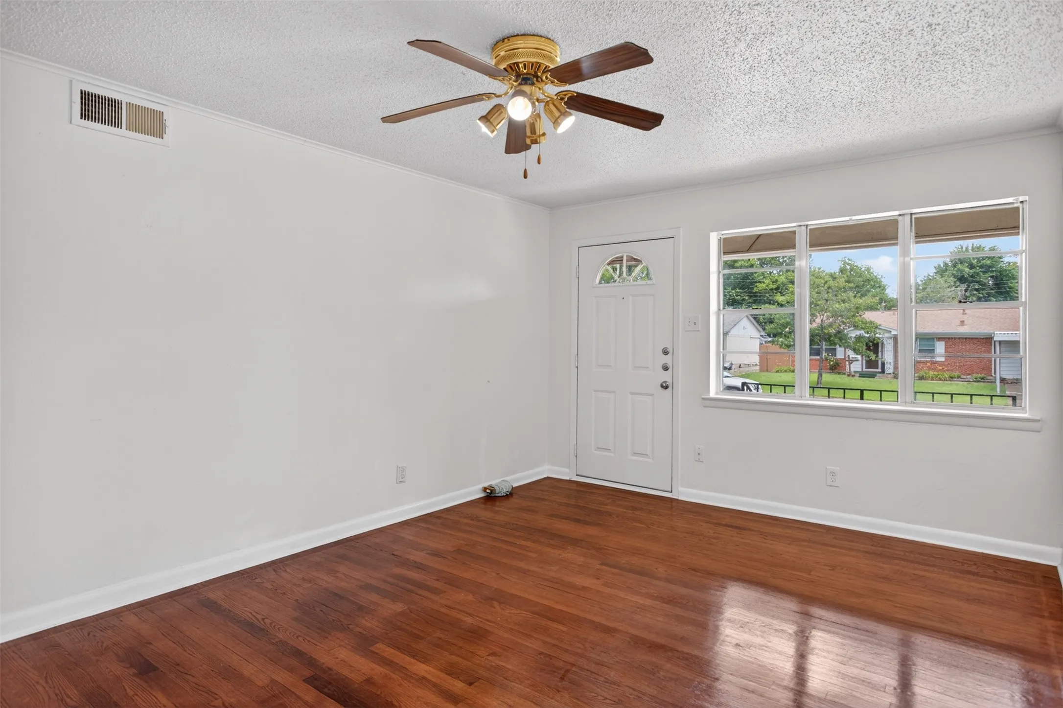 Single Family Residence For Sale in Dallas County , 1619 Longview Street, Mesquite, Texas 75149, 3 Bedroom, 2 Bathroom, 1 Garage spaces, 1,160 Sqft, built in 1955, Price $210,000, mls#21268982, Real Estate Agent in Mesquite, Homes For Sale in Dallas county, Homes For Sale in Mesquite, Realtor in Mesquite Texas, Real Estate Brokerage Independent Realty Texas, Luminita Cordes Realtor