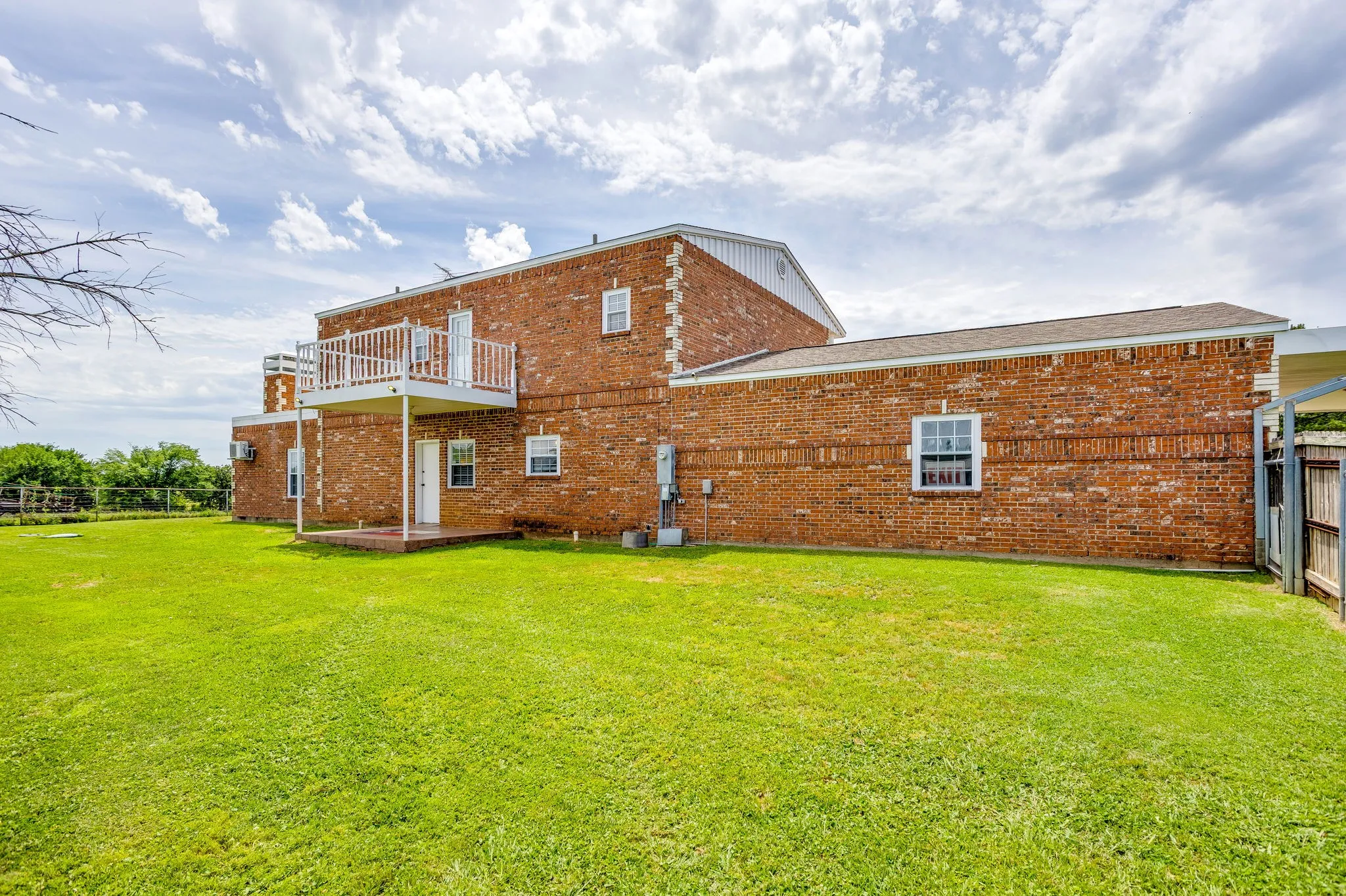 Single Family Residence For Sale in Johnson County , 807 Caddo Road, Joshua, Texas 76058, 5 Bedrooms, 5 Bathrooms, 2 Garage spaces, 3,910 Sqft, built in 1994, Price $680,000, mls#21275773, Real Estate Agent in Joshua, Homes For Sale in Johnson county, Homes For Sale in Joshua, Realtor in Joshua Texas, Real Estate Brokerage Independent Realty Texas, Luminita Cordes Realtor
