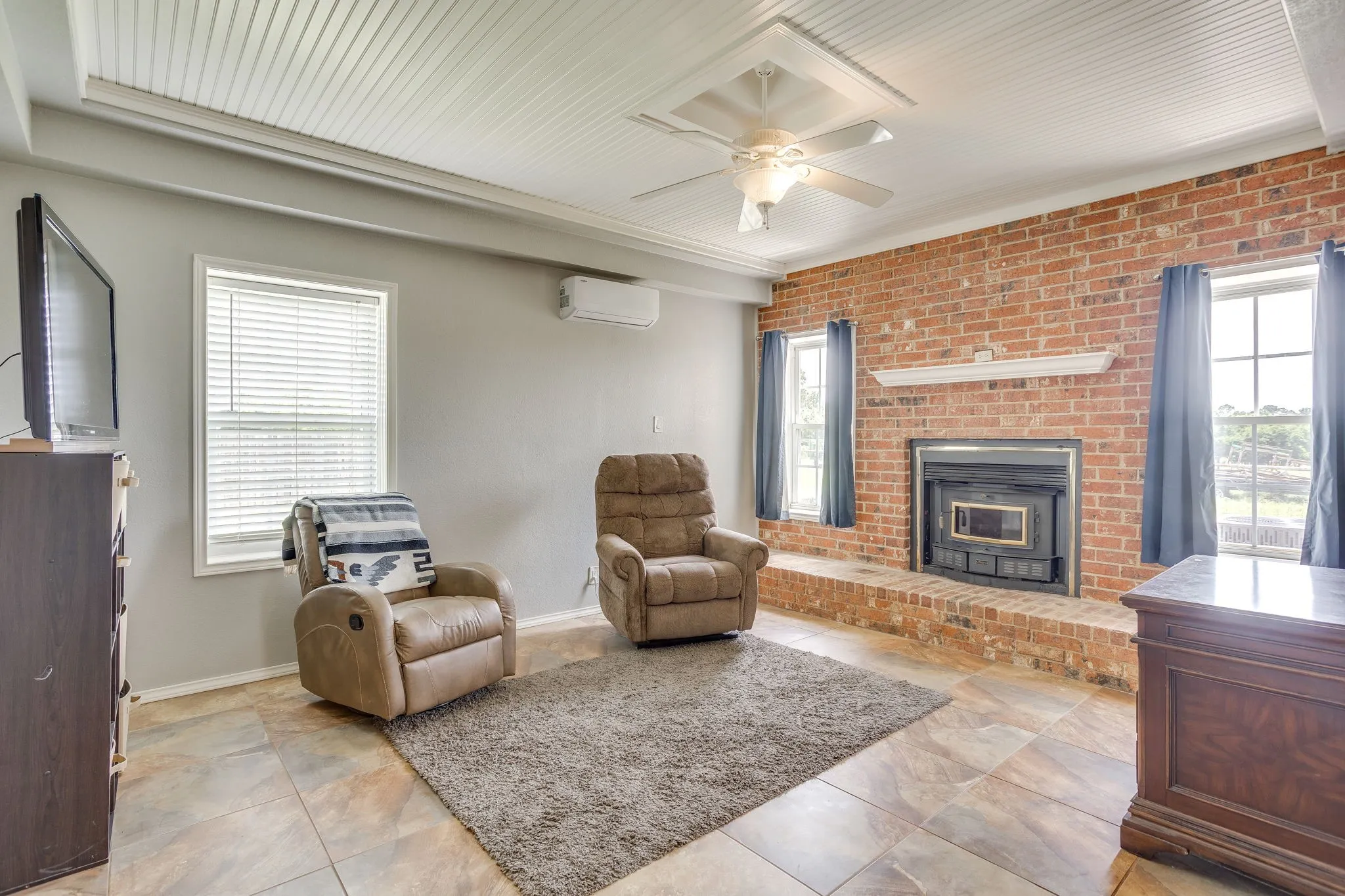 Single Family Residence For Sale in Johnson County , 807 Caddo Road, Joshua, Texas 76058, 5 Bedrooms, 5 Bathrooms, 2 Garage spaces, 3,910 Sqft, built in 1994, Price $680,000, mls#21275773, Real Estate Agent in Joshua, Homes For Sale in Johnson county, Homes For Sale in Joshua, Realtor in Joshua Texas, Real Estate Brokerage Independent Realty Texas, Luminita Cordes Realtor