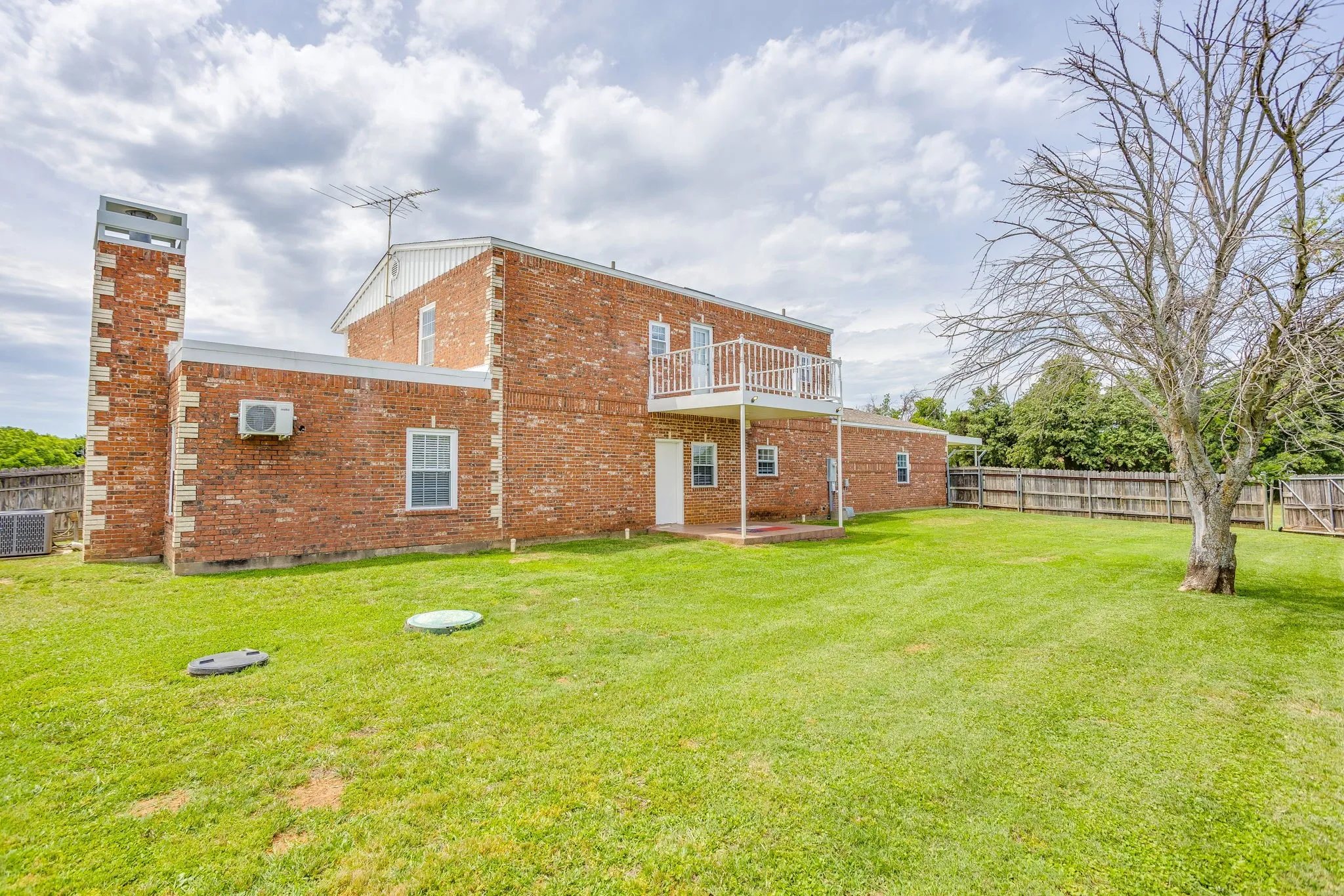 Single Family Residence For Sale in Johnson County , 807 Caddo Road, Joshua, Texas 76058, 5 Bedrooms, 5 Bathrooms, 2 Garage spaces, 3,910 Sqft, built in 1994, Price $680,000, mls#21275773, Real Estate Agent in Joshua, Homes For Sale in Johnson county, Homes For Sale in Joshua, Realtor in Joshua Texas, Real Estate Brokerage Independent Realty Texas, Luminita Cordes Realtor