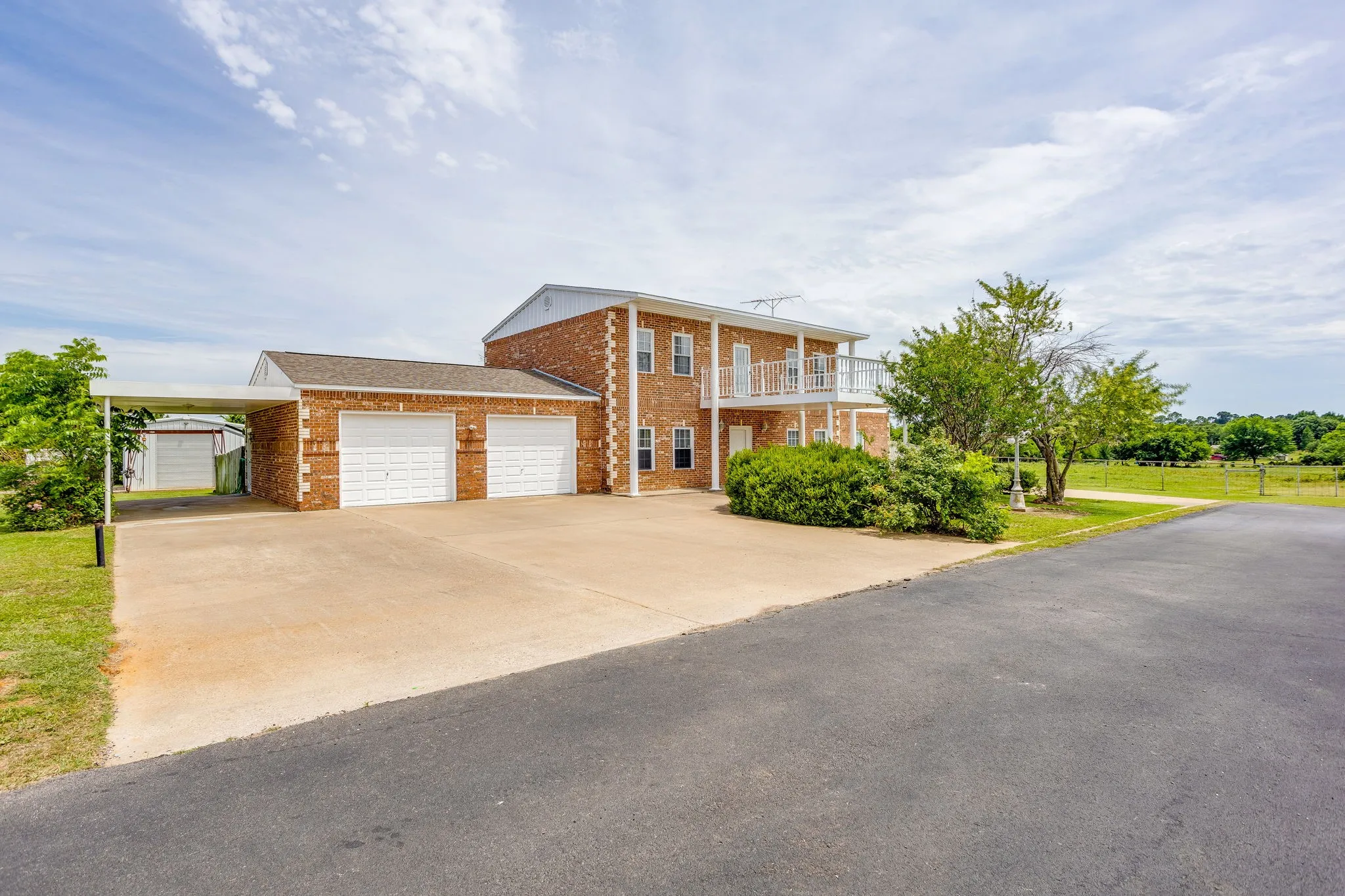 Single Family Residence For Sale in Johnson County , 807 Caddo Road, Joshua, Texas 76058, 5 Bedrooms, 5 Bathrooms, 2 Garage spaces, 3,910 Sqft, built in 1994, Price $680,000, mls#21275773, Real Estate Agent in Joshua, Homes For Sale in Johnson county, Homes For Sale in Joshua, Realtor in Joshua Texas, Real Estate Brokerage Independent Realty Texas, Luminita Cordes Realtor