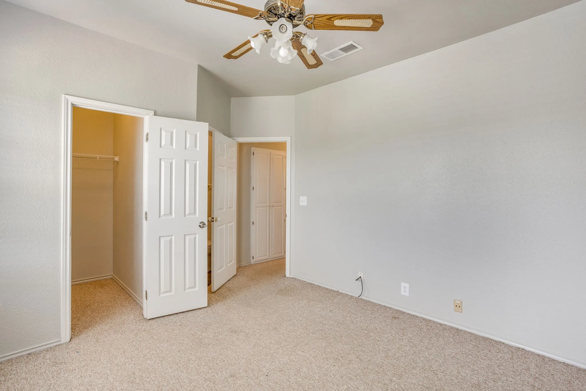Single Family Residence For Sale in Johnson County , 807 Caddo Road, Joshua, Texas 76058, 5 Bedrooms, 5 Bathrooms, 2 Garage spaces, 3,910 Sqft, built in 1994, Price $680,000, mls#21275773, Real Estate Agent in Joshua, Homes For Sale in Johnson county, Homes For Sale in Joshua, Realtor in Joshua Texas, Real Estate Brokerage Independent Realty Texas, Luminita Cordes Realtor