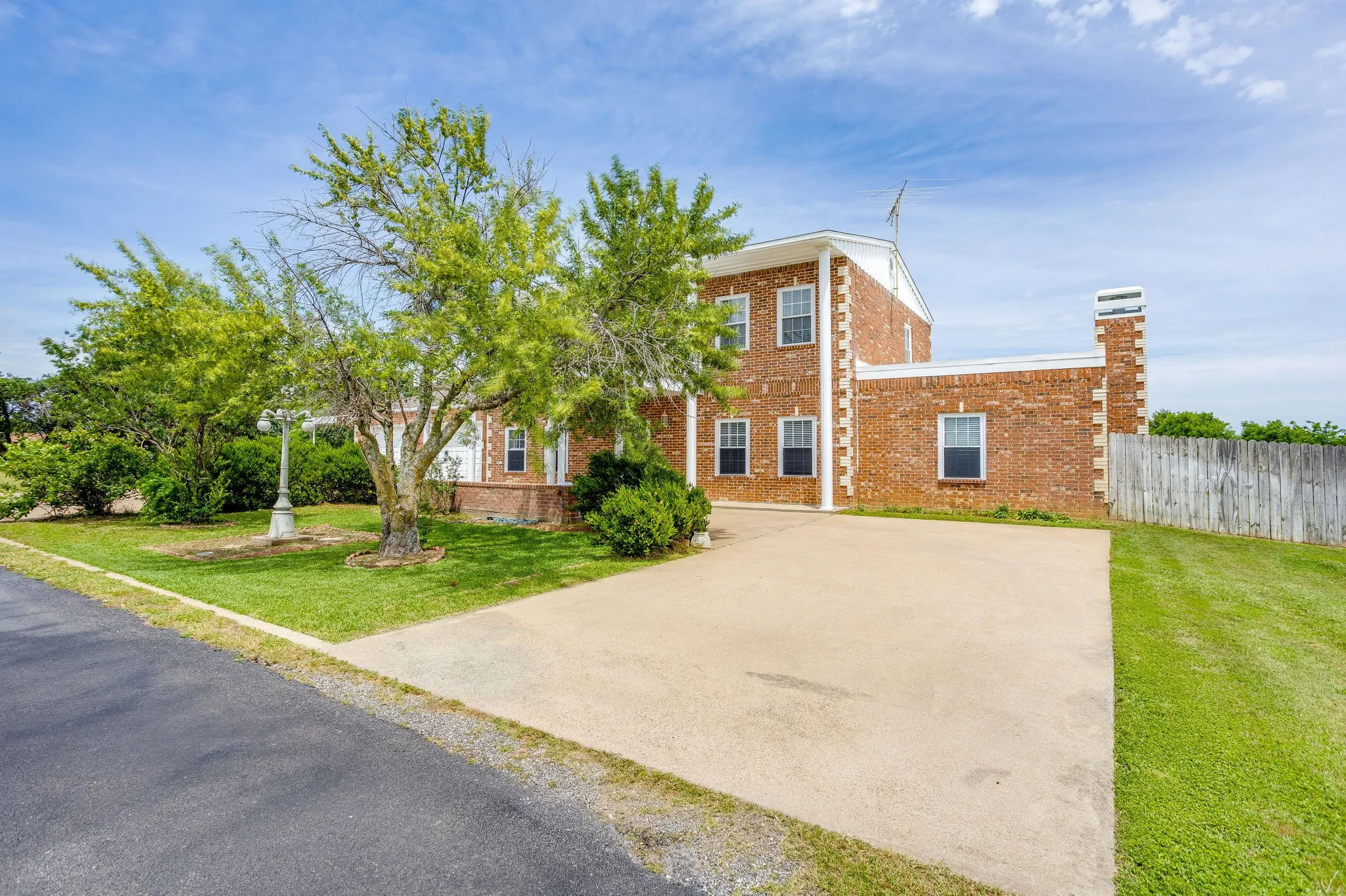 Single Family Residence For Sale in Johnson County , 807 Caddo Road, Joshua, Texas 76058, 5 Bedrooms, 5 Bathrooms, 2 Garage spaces, 3,910 Sqft, built in 1994, Price $680,000, mls#21275773, Real Estate Agent in Joshua, Homes For Sale in Johnson county, Homes For Sale in Joshua, Realtor in Joshua Texas, Real Estate Brokerage Independent Realty Texas, Luminita Cordes Realtor