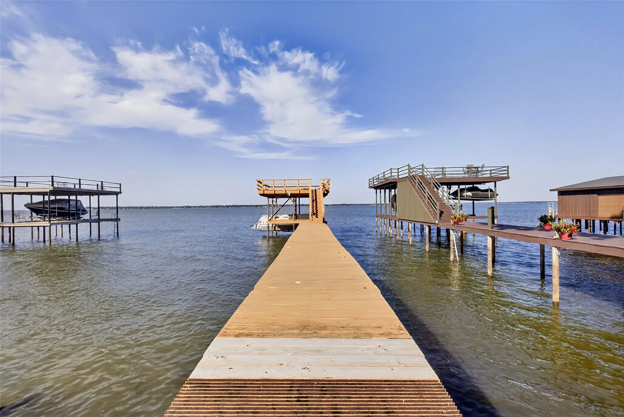This is the best waterview you could want - wide open and deep water. The boathouse is a double deck with a single pontoon boat slip, shade area for the fishermen and the upper deck for the serious bird watchers and sun bathers.
