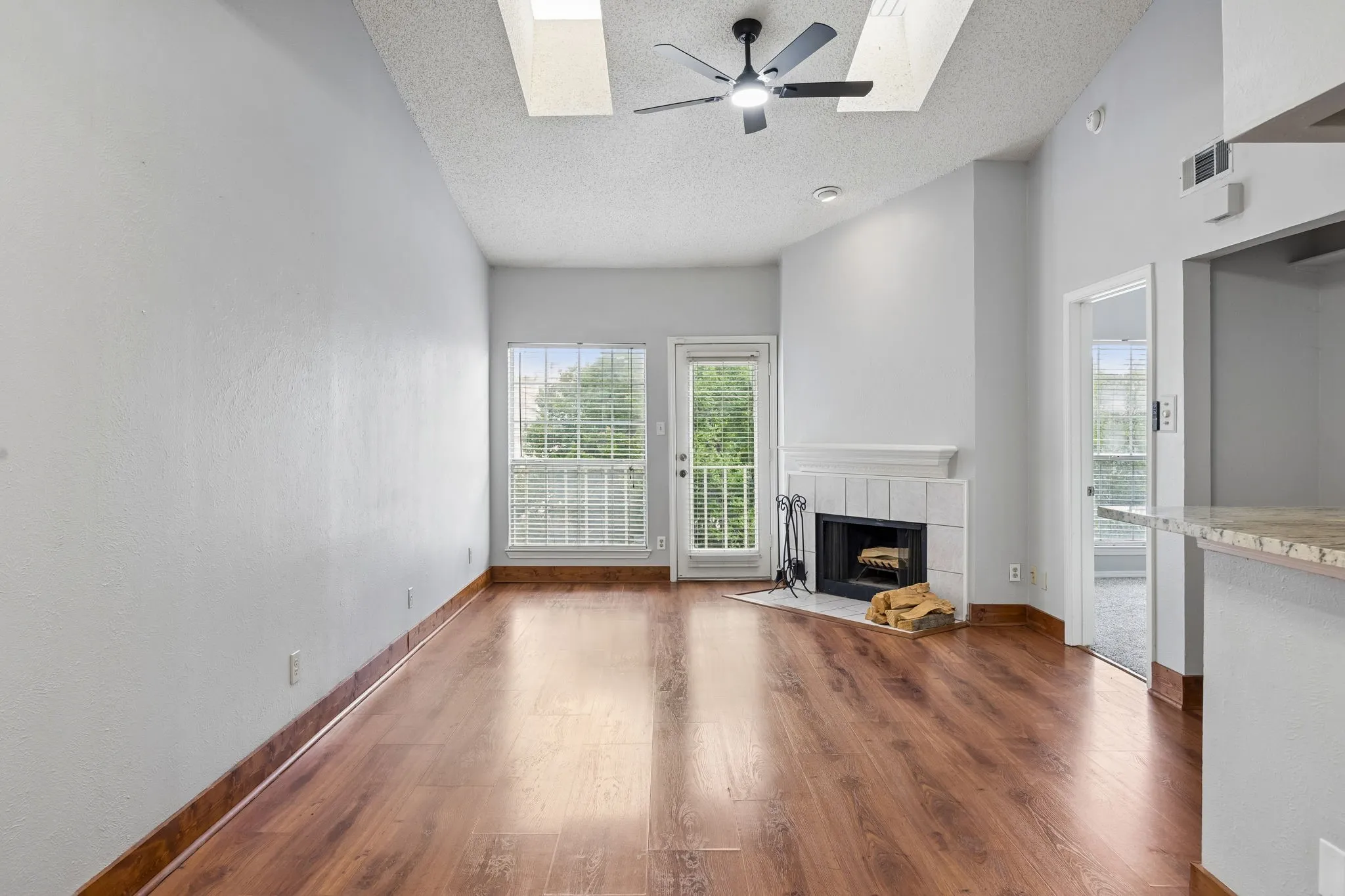 Condominium For Sale in Dallas County , 7151 Gaston Avenue 907, Dallas, Texas 75214, 2 Bedroom, 2 Bathroom, 1 Garage spaces, 992 Sqft, built in 1983, mls#21276089, Real Estate Agent in Dallas, Homes For Sale in Dallas county, Homes For Sale in Dallas, Realtor in Dallas Texas, Real Estate Brokerage Independent Realty Texas, Luminita Cordes Realtor