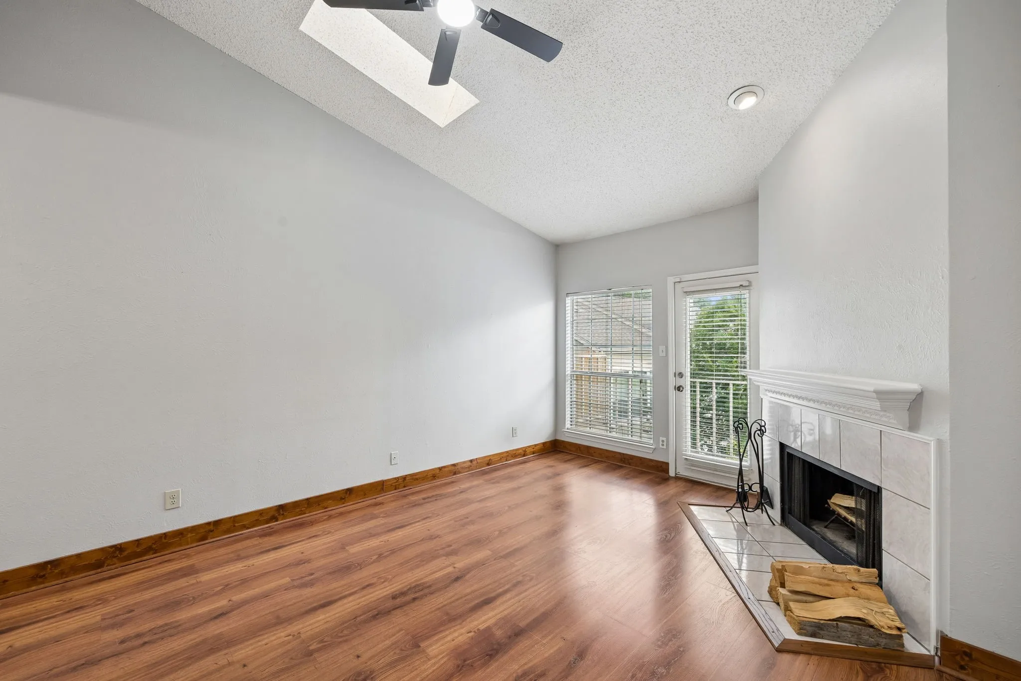 Condominium For Sale in Dallas County , 7151 Gaston Avenue 907, Dallas, Texas 75214, 2 Bedroom, 2 Bathroom, 1 Garage spaces, 992 Sqft, built in 1983, mls#21276089, Real Estate Agent in Dallas, Homes For Sale in Dallas county, Homes For Sale in Dallas, Realtor in Dallas Texas, Real Estate Brokerage Independent Realty Texas, Luminita Cordes Realtor