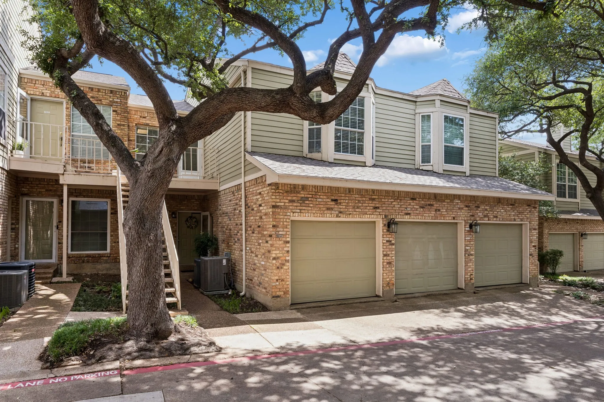Condominium For Sale in Dallas County , 7151 Gaston Avenue 907, Dallas, Texas 75214, 2 Bedroom, 2 Bathroom, 1 Garage spaces, 992 Sqft, built in 1983, mls#21276089, Real Estate Agent in Dallas, Homes For Sale in Dallas county, Homes For Sale in Dallas, Realtor in Dallas Texas, Real Estate Brokerage Independent Realty Texas, Luminita Cordes Realtor