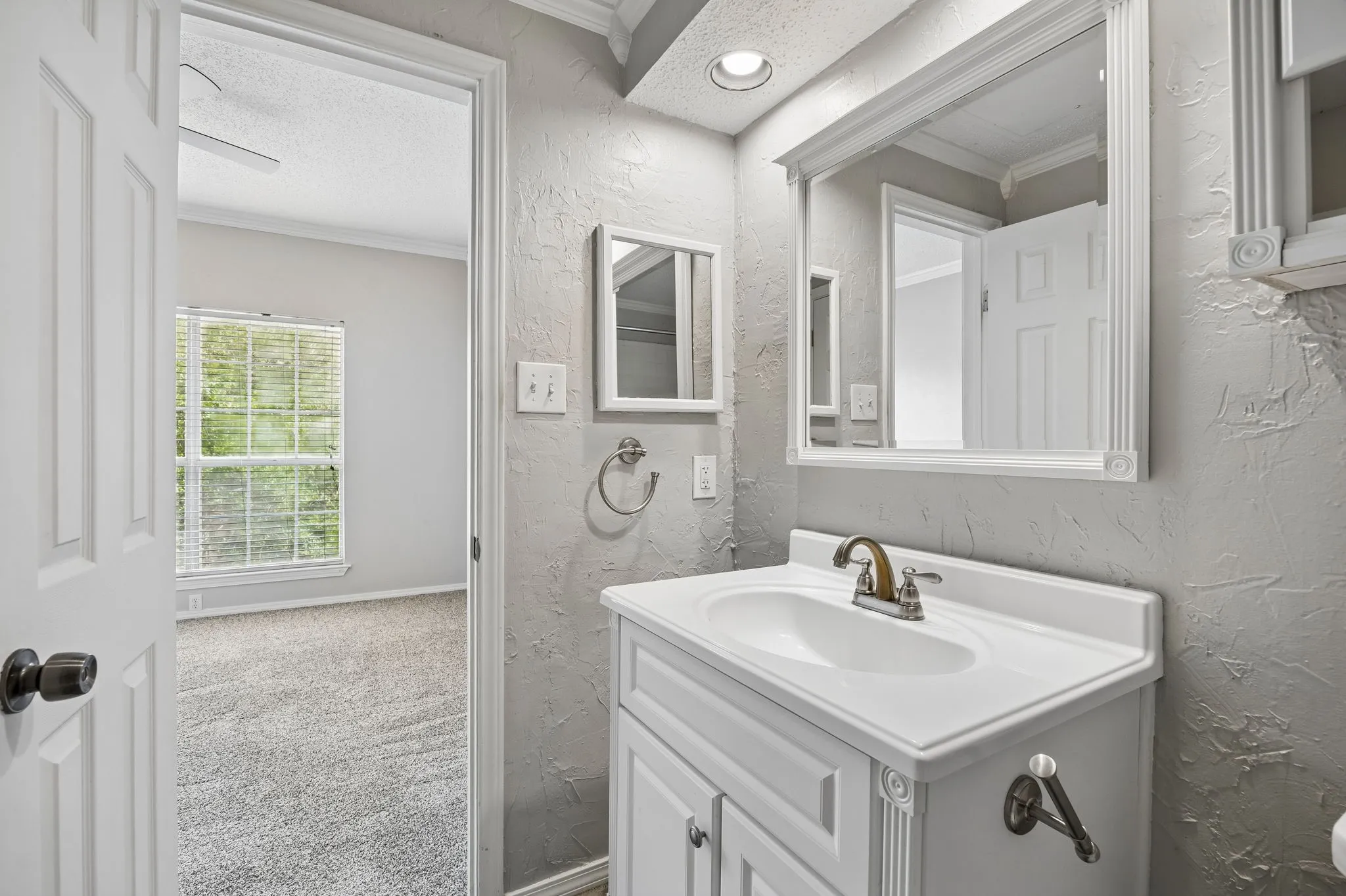 Condominium For Sale in Dallas County , 7151 Gaston Avenue 907, Dallas, Texas 75214, 2 Bedroom, 2 Bathroom, 1 Garage spaces, 992 Sqft, built in 1983, mls#21276089, Real Estate Agent in Dallas, Homes For Sale in Dallas county, Homes For Sale in Dallas, Realtor in Dallas Texas, Real Estate Brokerage Independent Realty Texas, Luminita Cordes Realtor