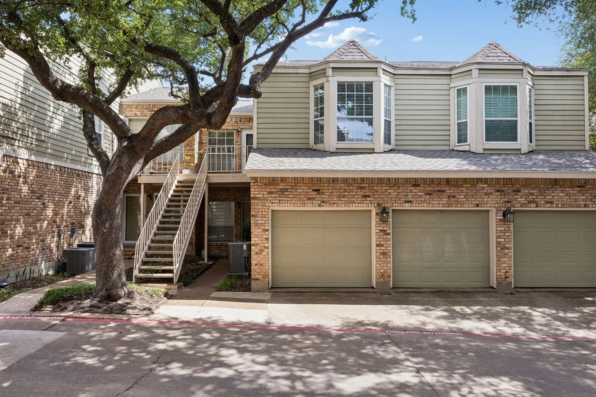 Condominium For Sale in Dallas County , 7151 Gaston Avenue 907, Dallas, Texas 75214, 2 Bedroom, 2 Bathroom, 1 Garage spaces, 992 Sqft, built in 1983, mls#21276089, Real Estate Agent in Dallas, Homes For Sale in Dallas county, Homes For Sale in Dallas, Realtor in Dallas Texas, Real Estate Brokerage Independent Realty Texas, Luminita Cordes Realtor