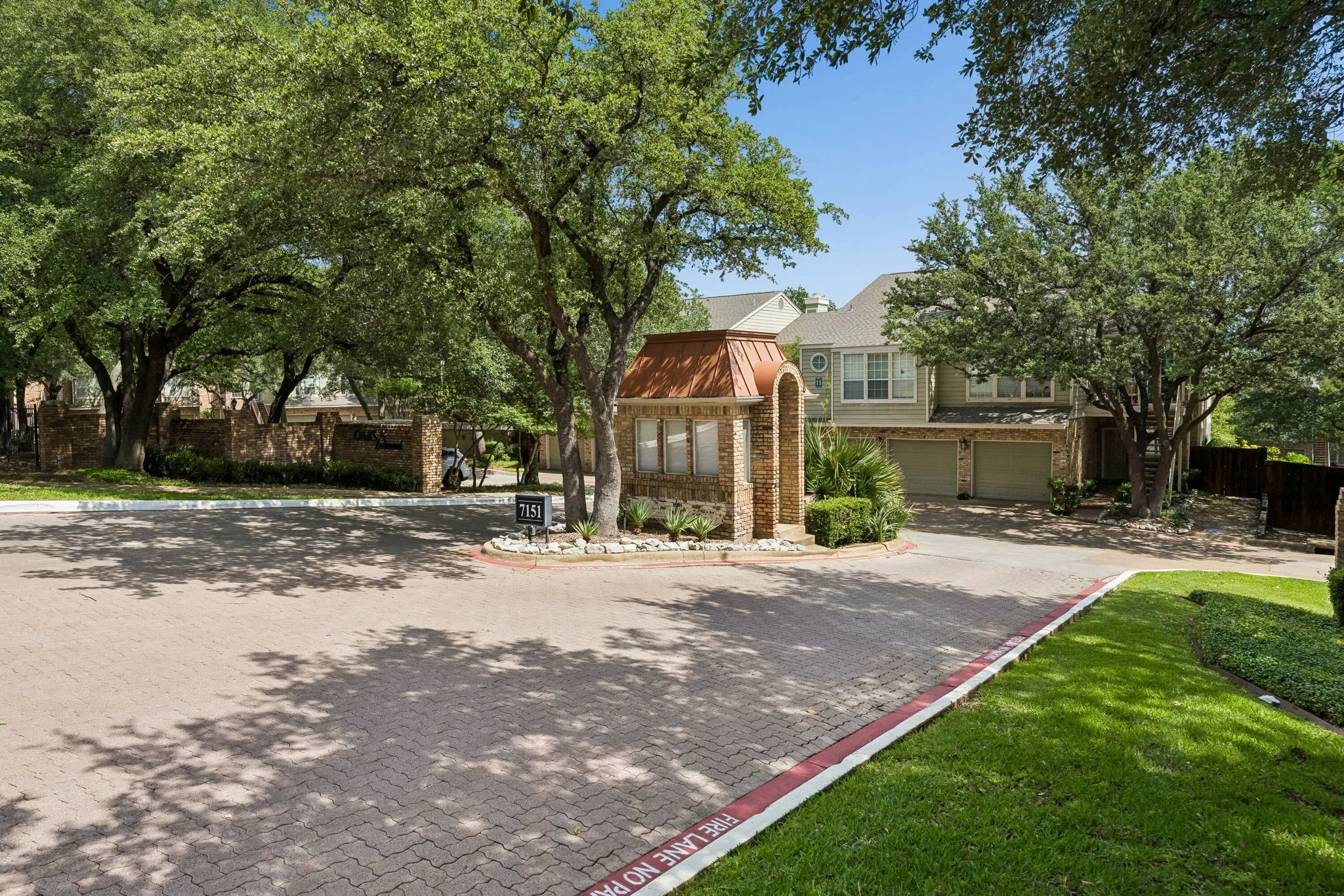 Condominium For Sale in Dallas County , 7151 Gaston Avenue 907, Dallas, Texas 75214, 2 Bedroom, 2 Bathroom, 1 Garage spaces, 992 Sqft, built in 1983, mls#21276089, Real Estate Agent in Dallas, Homes For Sale in Dallas county, Homes For Sale in Dallas, Realtor in Dallas Texas, Real Estate Brokerage Independent Realty Texas, Luminita Cordes Realtor