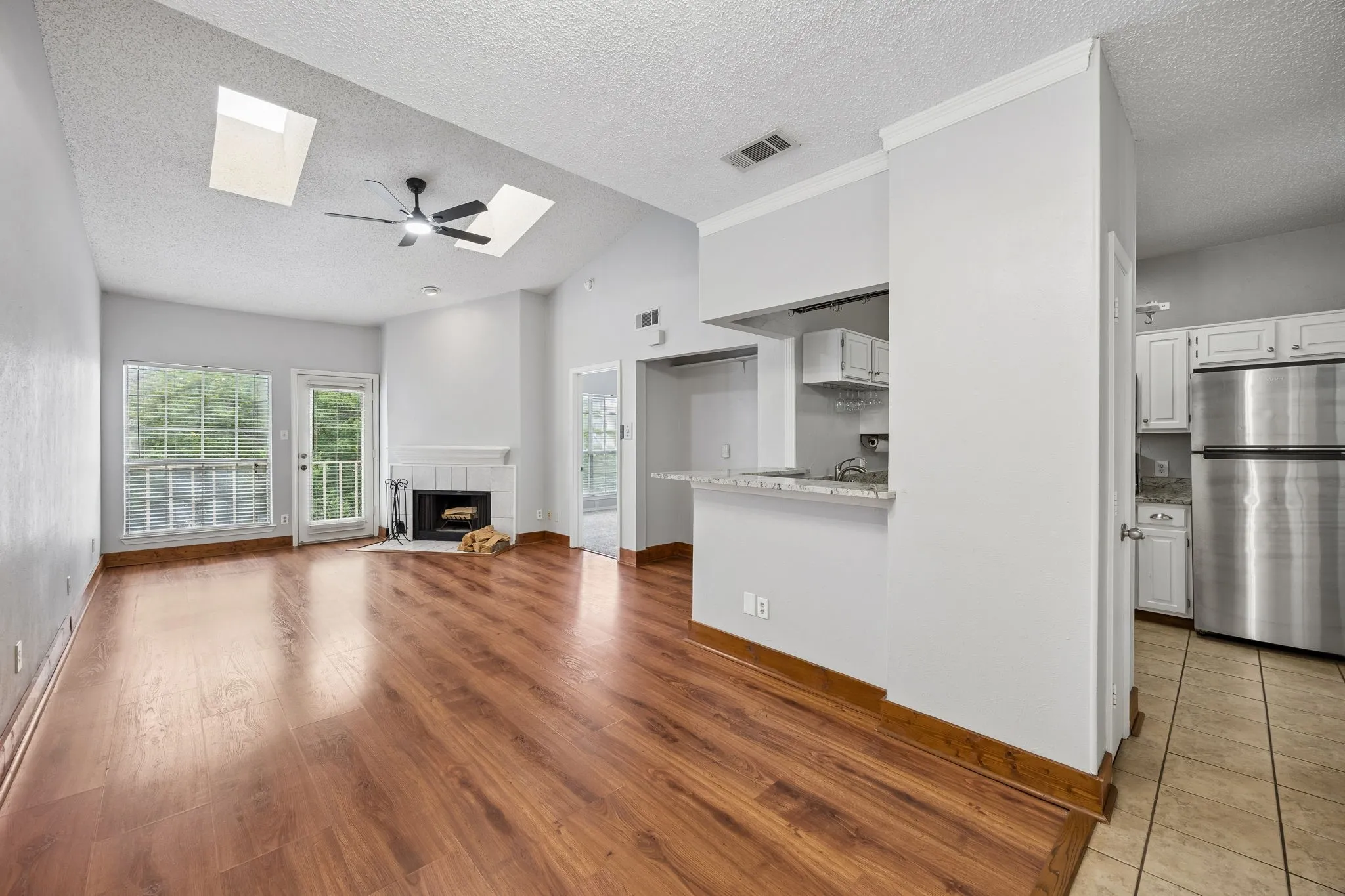 Condominium For Sale in Dallas County , 7151 Gaston Avenue 907, Dallas, Texas 75214, 2 Bedroom, 2 Bathroom, 1 Garage spaces, 992 Sqft, built in 1983, mls#21276089, Real Estate Agent in Dallas, Homes For Sale in Dallas county, Homes For Sale in Dallas, Realtor in Dallas Texas, Real Estate Brokerage Independent Realty Texas, Luminita Cordes Realtor