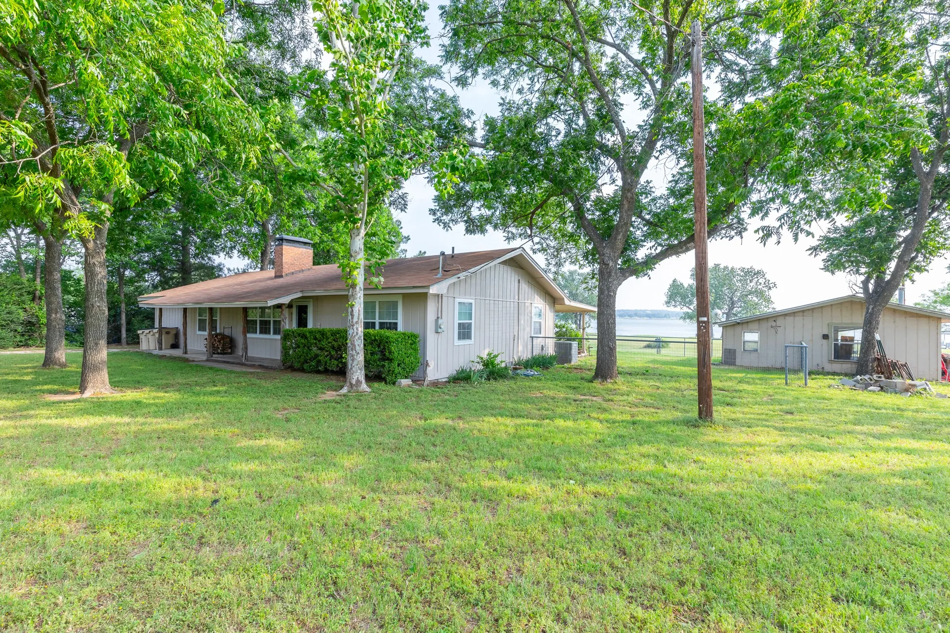 Single Family Residence For Sale in Eastland County , 813 County Road 237, Eastland, Texas 76448, 3 Bedroom, 2 Bathroom, 1 Garage spaces, 1,740 Sqft, built in 1960, mls#21267804, Real Estate Agent in Eastland, Homes For Sale in Eastland county, Homes For Sale in Eastland, Realtor in Eastland Texas, Real Estate Brokerage Independent Realty Texas, Luminita Cordes Realtor