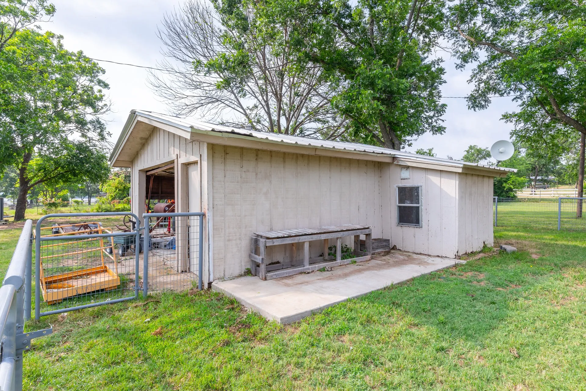 Single Family Residence For Sale in Eastland County , 813 County Road 237, Eastland, Texas 76448, 3 Bedroom, 2 Bathroom, 1 Garage spaces, 1,740 Sqft, built in 1960, mls#21267804, Real Estate Agent in Eastland, Homes For Sale in Eastland county, Homes For Sale in Eastland, Realtor in Eastland Texas, Real Estate Brokerage Independent Realty Texas, Luminita Cordes Realtor