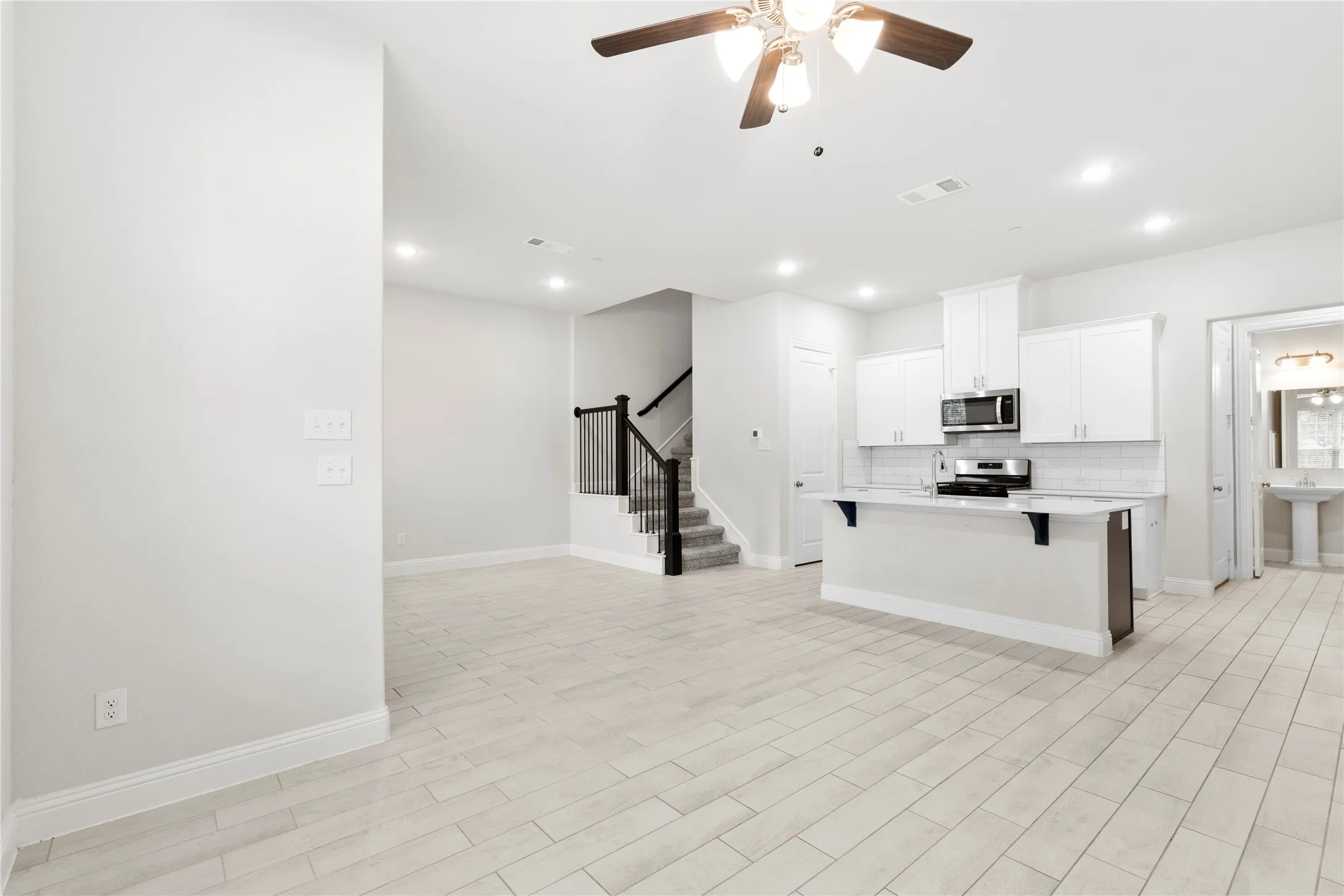 Townhouse For Sale in Collin County , 6228 Blythe Drive, Frisco, Texas 75035, 3 Bedroom, 3 Bathroom, 2 Garage spaces, 1,657 Sqft, built in 2021, mls#21276508, Real Estate Agent in Frisco, Homes For Sale in Collin county, Homes For Sale in Frisco, Realtor in Frisco Texas, Real Estate Brokerage Independent Realty Texas, Luminita Cordes Realtor