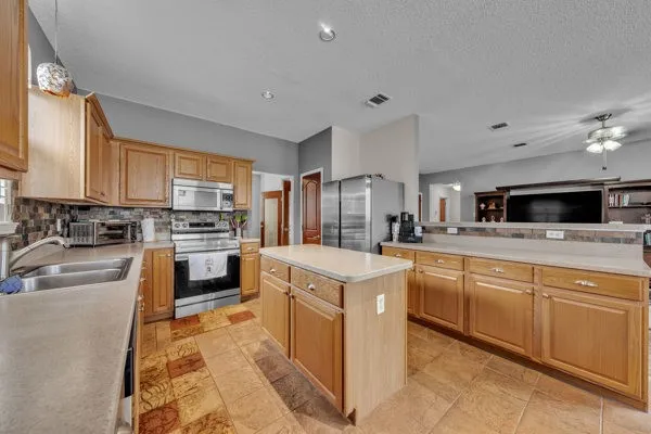 Single Family Residence For Sale in Tarrant County , 4024 Busch Gardens Drive, Fort Worth, Texas 76123, 3 Bedroom, 3 Bathroom, 2 Garage spaces, 2,172 Sqft, built in 1997, mls#21276748, Real Estate Agent in Fort Worth, Homes For Sale in Tarrant county, Homes For Sale in Fort Worth, Realtor in Fort Worth Texas, Real Estate Brokerage Independent Realty Texas, Luminita Cordes Realtor