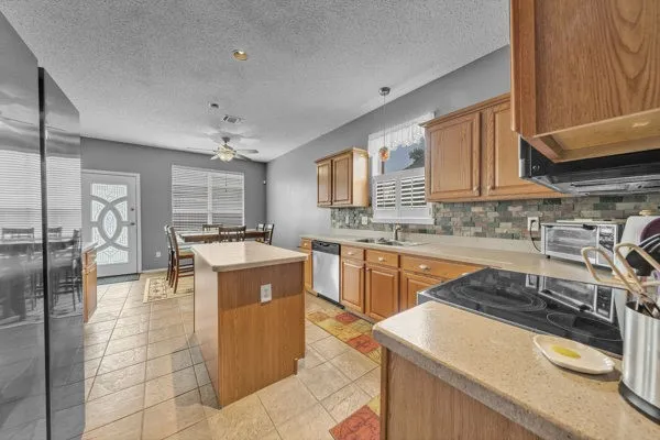 Single Family Residence For Sale in Tarrant County , 4024 Busch Gardens Drive, Fort Worth, Texas 76123, 3 Bedroom, 3 Bathroom, 2 Garage spaces, 2,172 Sqft, built in 1997, mls#21276748, Real Estate Agent in Fort Worth, Homes For Sale in Tarrant county, Homes For Sale in Fort Worth, Realtor in Fort Worth Texas, Real Estate Brokerage Independent Realty Texas, Luminita Cordes Realtor