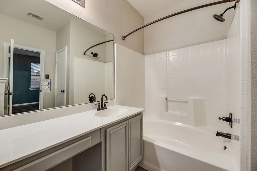 Single Family Residence For Sale in Collin County , 531 Stefhanie Drive, Celina, Texas 75009, 3 Bedroom, 2 Bathroom, 2 Garage spaces, 1,390 Sqft, built in 2004, mls#21269603, Real Estate Agent in Celina, Homes For Sale in Collin county, Homes For Sale in Celina, Realtor in Celina Texas, Real Estate Brokerage Independent Realty Texas, Luminita Cordes Realtor