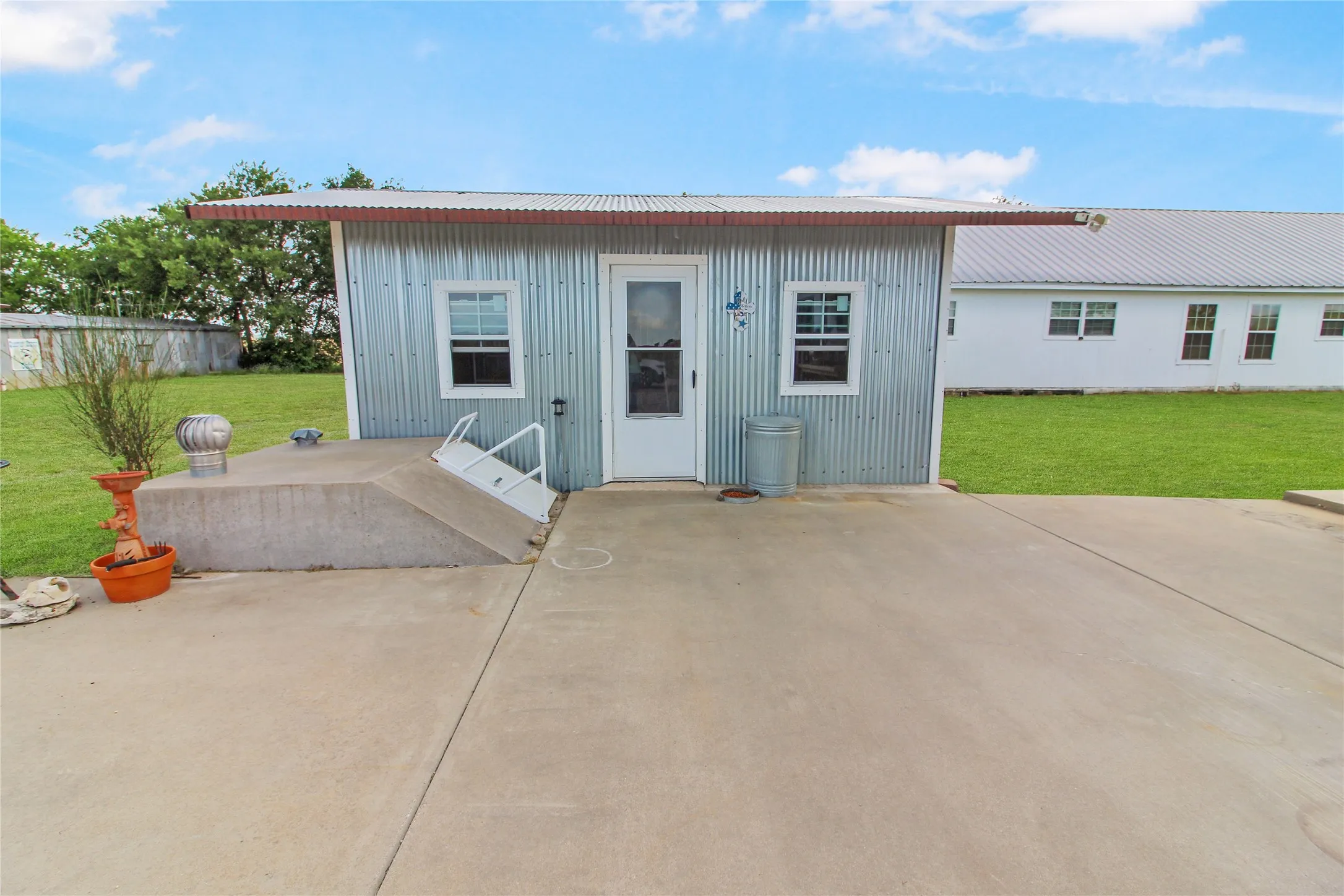 Single Family Residence For Sale in Ellis County , 455 Hughes Cemetery Road, Italy, Texas 76651, 3 Bedroom, 2 Bathroom, Garage spaces, 1,568 Sqft, built in 2010, mls#21276661, Real Estate Agent in Italy, Homes For Sale in Ellis county, Homes For Sale in Italy, Realtor in Italy Texas, Real Estate Brokerage Independent Realty Texas, Luminita Cordes Realtor
