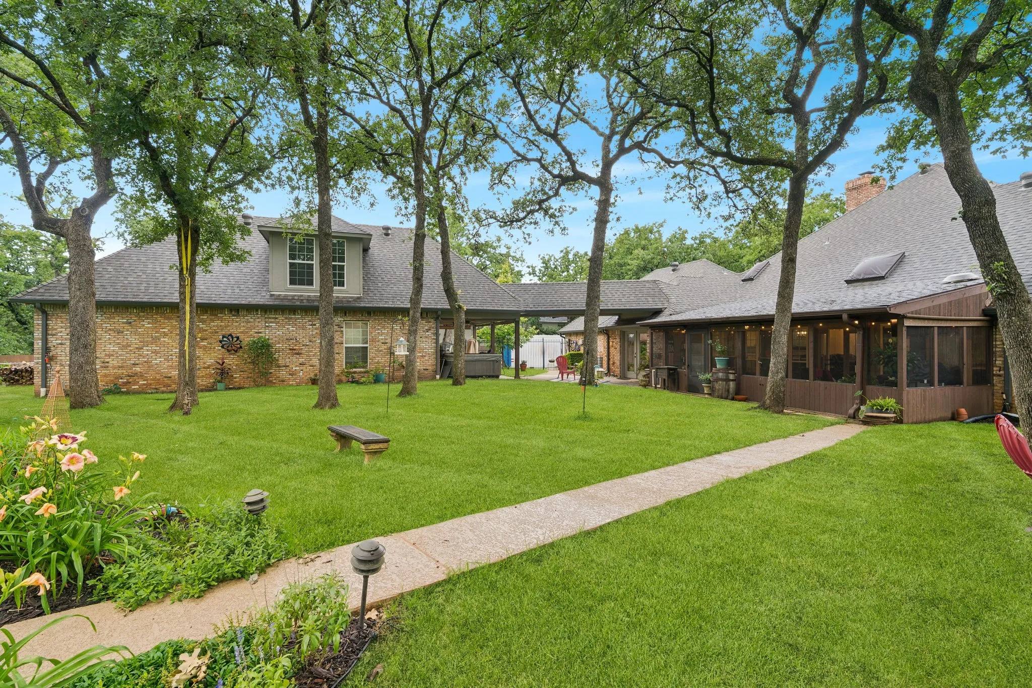 Single Family Residence For Sale in Denton County , 460 Canyon Oaks Drive, Argyle, Texas 76226, 4 Bedroom, 4 Bathroom, 3 Garage spaces, 3,337 Sqft, built in 1985, mls#21275224, Real Estate Agent in Argyle, Homes For Sale in Denton county, Homes For Sale in Argyle, Realtor in Argyle Texas, Real Estate Brokerage Independent Realty Texas, Luminita Cordes Realtor