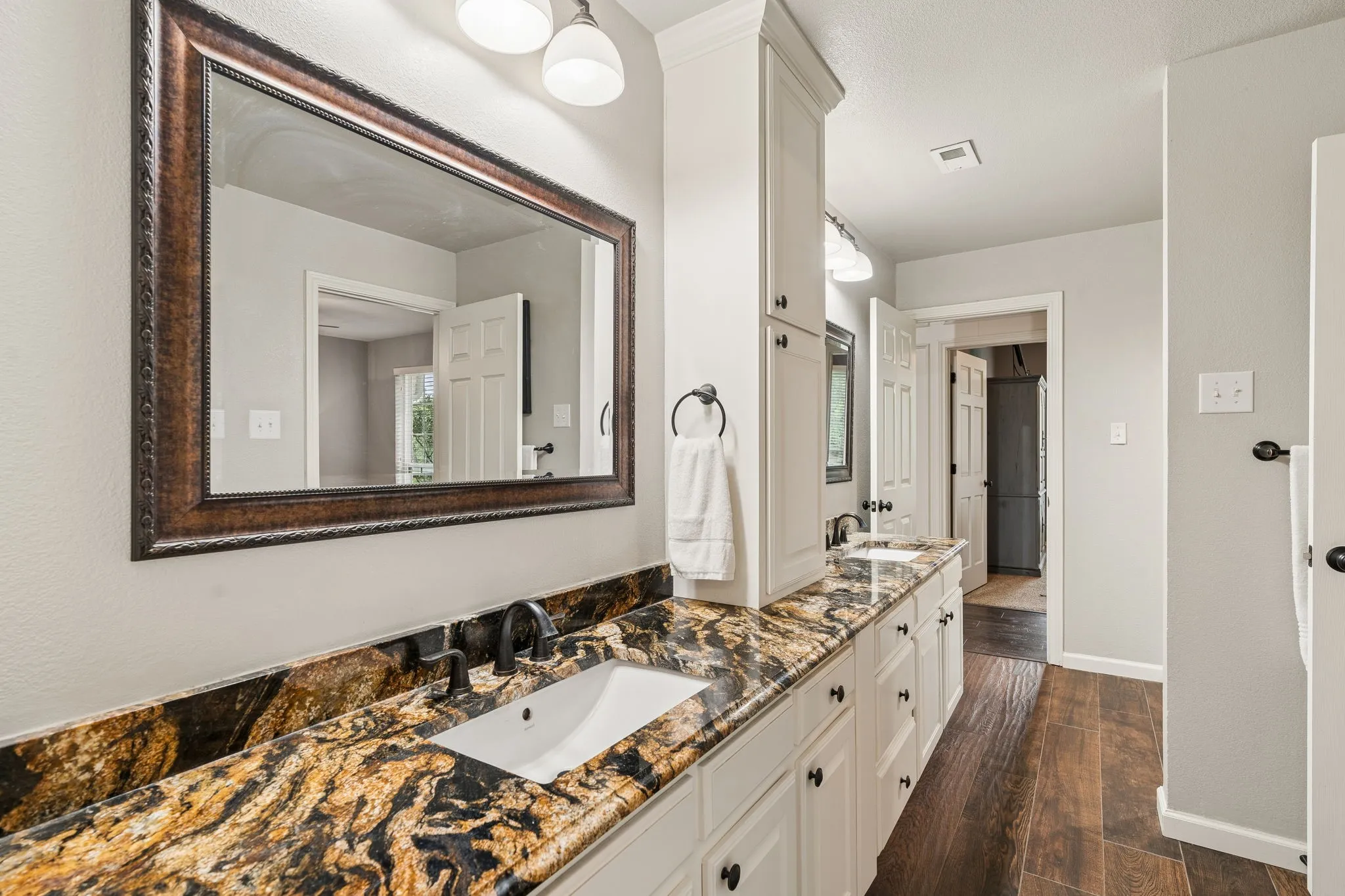 Single Family Residence For Sale in Denton County , 460 Canyon Oaks Drive, Argyle, Texas 76226, 4 Bedroom, 4 Bathroom, 3 Garage spaces, 3,337 Sqft, built in 1985, mls#21275224, Real Estate Agent in Argyle, Homes For Sale in Denton county, Homes For Sale in Argyle, Realtor in Argyle Texas, Real Estate Brokerage Independent Realty Texas, Luminita Cordes Realtor