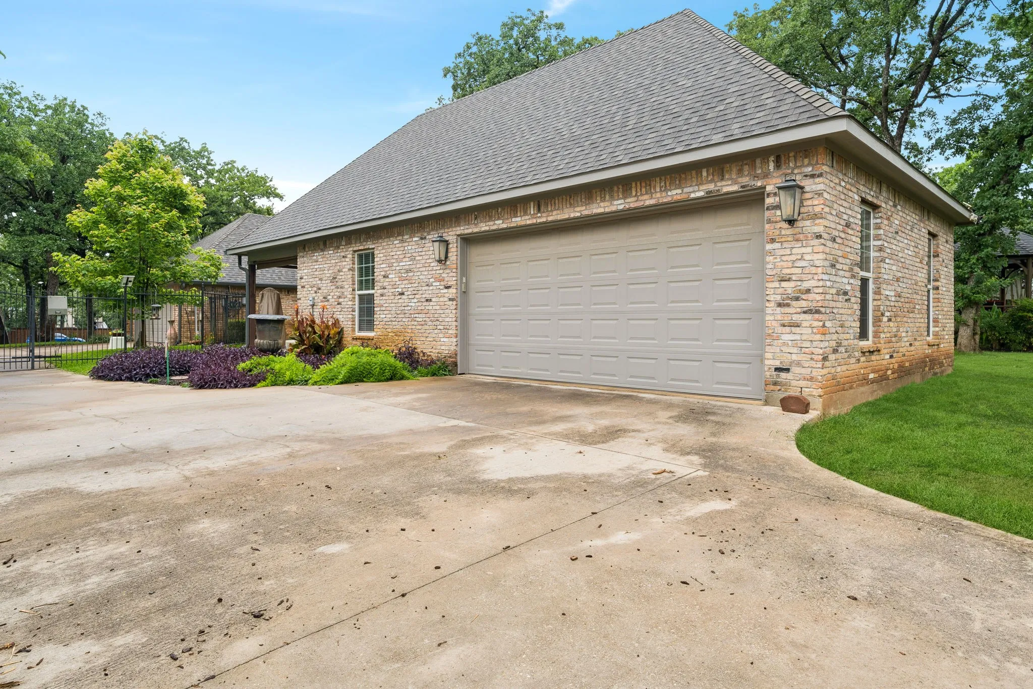 Single Family Residence For Sale in Denton County , 460 Canyon Oaks Drive, Argyle, Texas 76226, 4 Bedroom, 4 Bathroom, 3 Garage spaces, 3,337 Sqft, built in 1985, mls#21275224, Real Estate Agent in Argyle, Homes For Sale in Denton county, Homes For Sale in Argyle, Realtor in Argyle Texas, Real Estate Brokerage Independent Realty Texas, Luminita Cordes Realtor